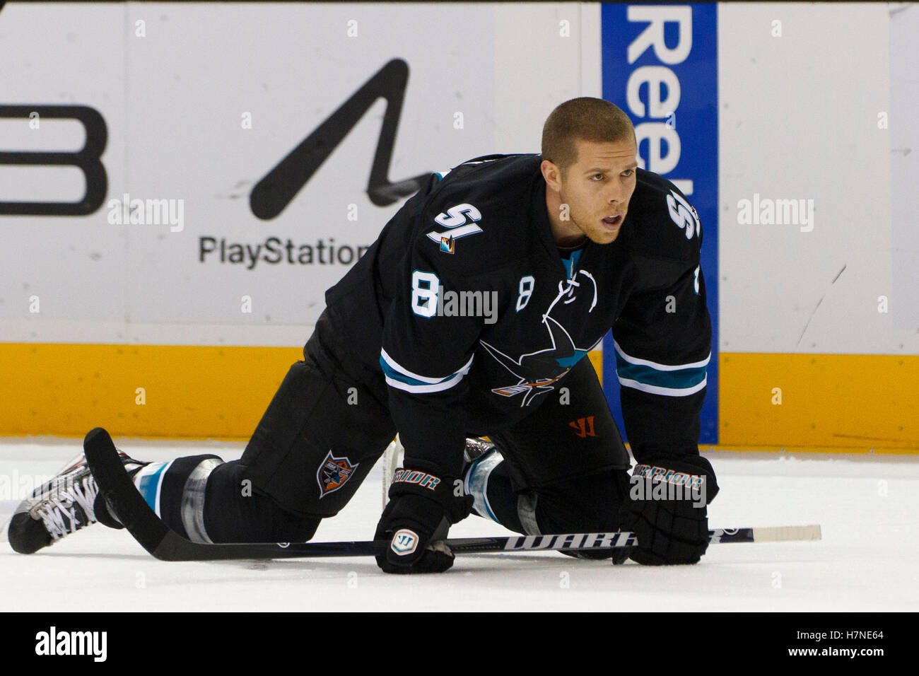 Nov 10, 2011; San Jose, CA, Stati Uniti d'America; San Jose Sharks center Joe Pavelski (8) si riscalda prima della partita contro il Minnesota Wild in HP Pavilion. Foto Stock