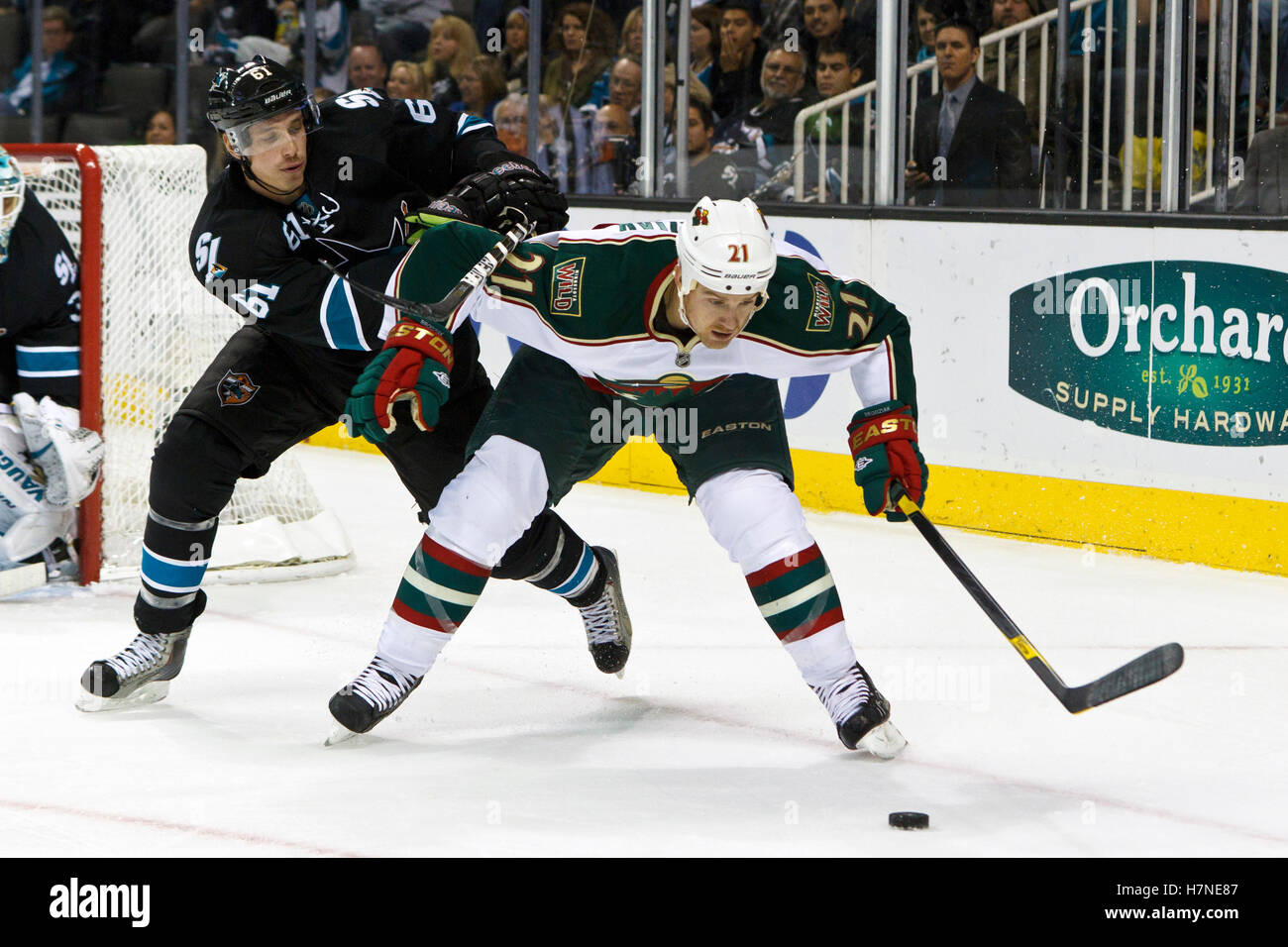 10 novembre 2011; San Jose, CA, Stati Uniti; il centro del Minnesota Wild Kyle Brodziak (21) è difeso dal difensore dei San Jose Sharks Justin Braun (61) durante il primo periodo all'HP Pavilion. Foto Stock