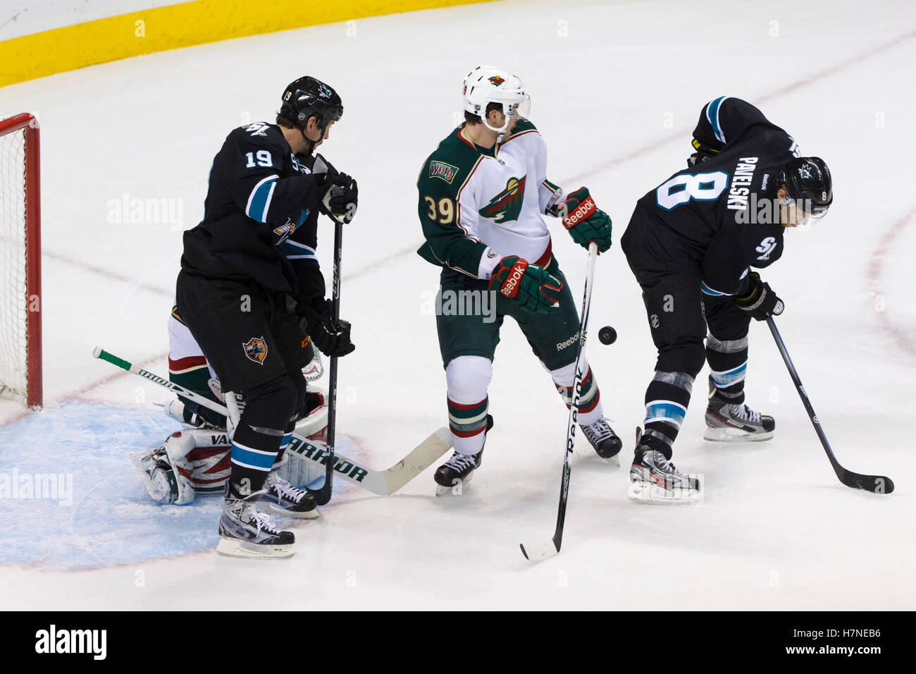 Nov 10, 2011; San Jose, CA, Stati Uniti d'America; San Jose Sharks center Joe Pavelski (8) devia il puck nella parte anteriore del Minnesota Wild defenceman Nate Prosser (39) durante il secondo periodo di HP Pavilion. Foto Stock
