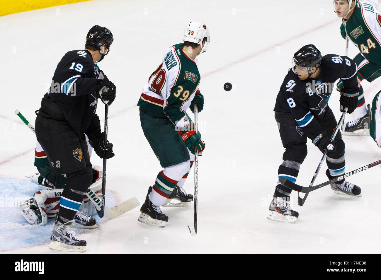 Nov 10, 2011; San Jose, CA, Stati Uniti d'America; San Jose Sharks center Joe Pavelski (8) devia il puck nella parte anteriore del Minnesota Wild defenceman Nate Prosser (39) durante il secondo periodo di HP Pavilion. Foto Stock