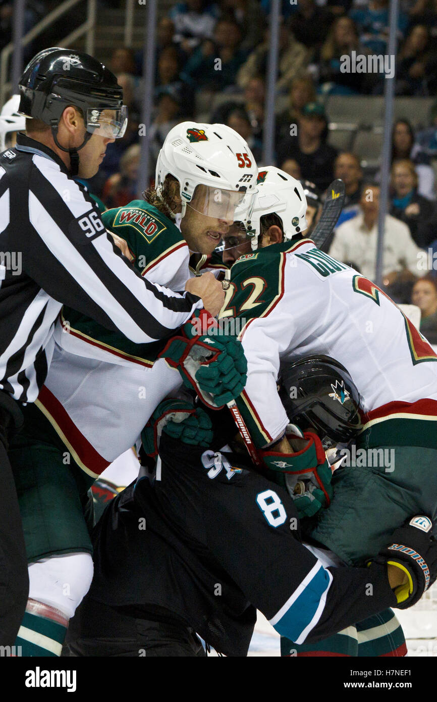 Nov 10, 2011; San Jose, CA, Stati Uniti d'America; per guardafili NHL David Brisebois (96) vincola Minnesota Wild defenceman Nick Schultz (55) come ala destra Clutterbuck Cal (a destra) pone San Jose Sharks center Joe Pavelski (fondo) in una headlock durante il terzo periodo a HP Pavilion. San Jose sconfitto Minnesota 3-1. Foto Stock