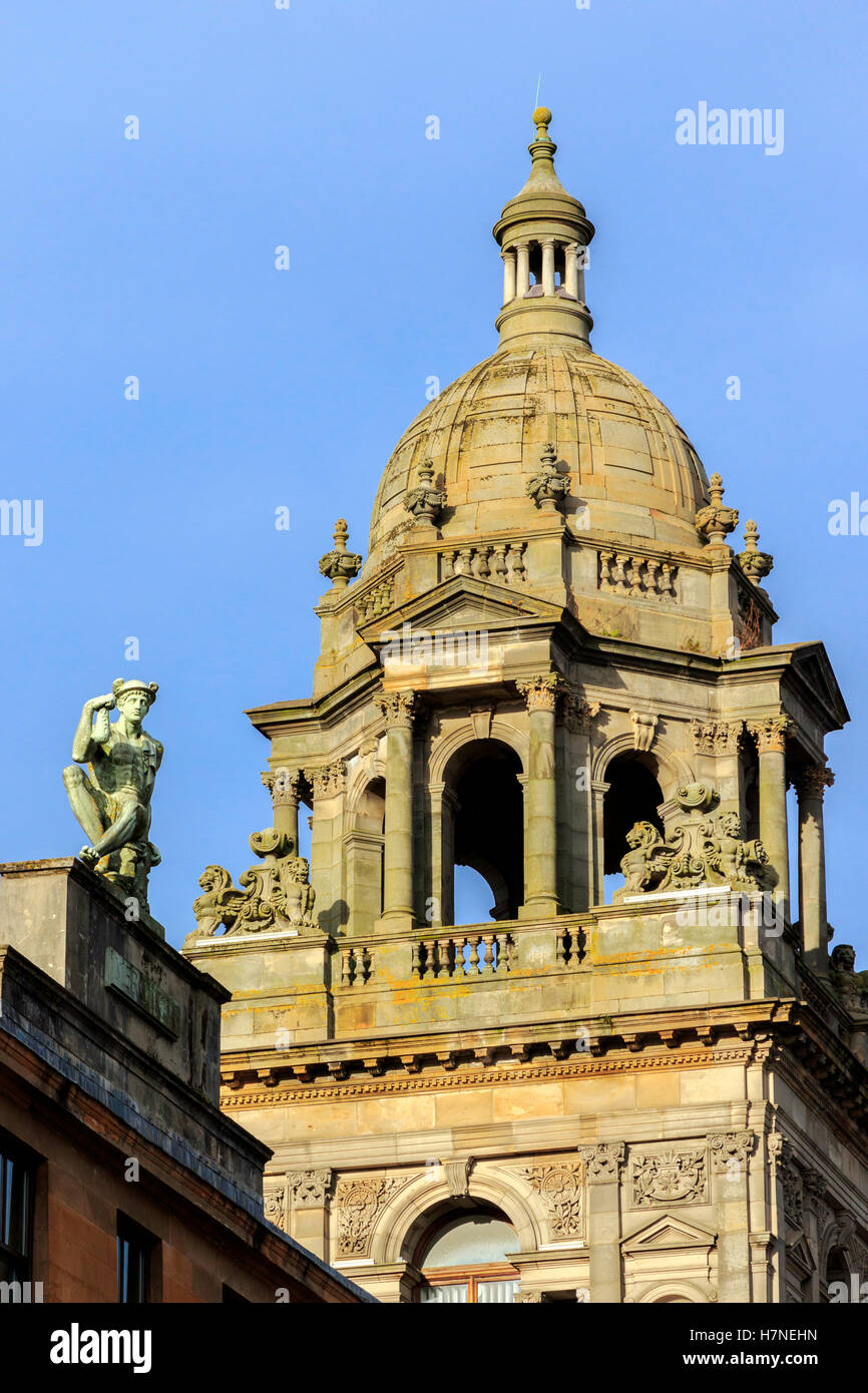 Dettaglio di Glasgow City Chambers con la statua del dio romano 'merury' da un edificio nelle vicinanze Foto Stock