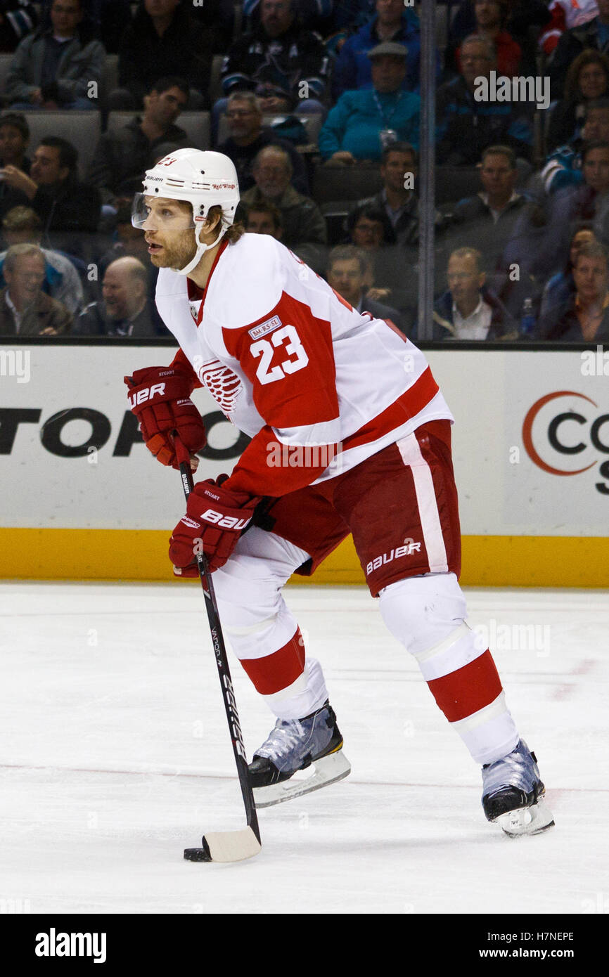 Nov 17, 2011; San Jose, CA, Stati Uniti d'America; ali rosse di Detroit defenceman Brad Stuart (23) dei pattini con il puck contro gli squali di San Jose durante il terzo periodo a HP Pavilion. San Jose sconfitto Detroit 5-2. Foto Stock