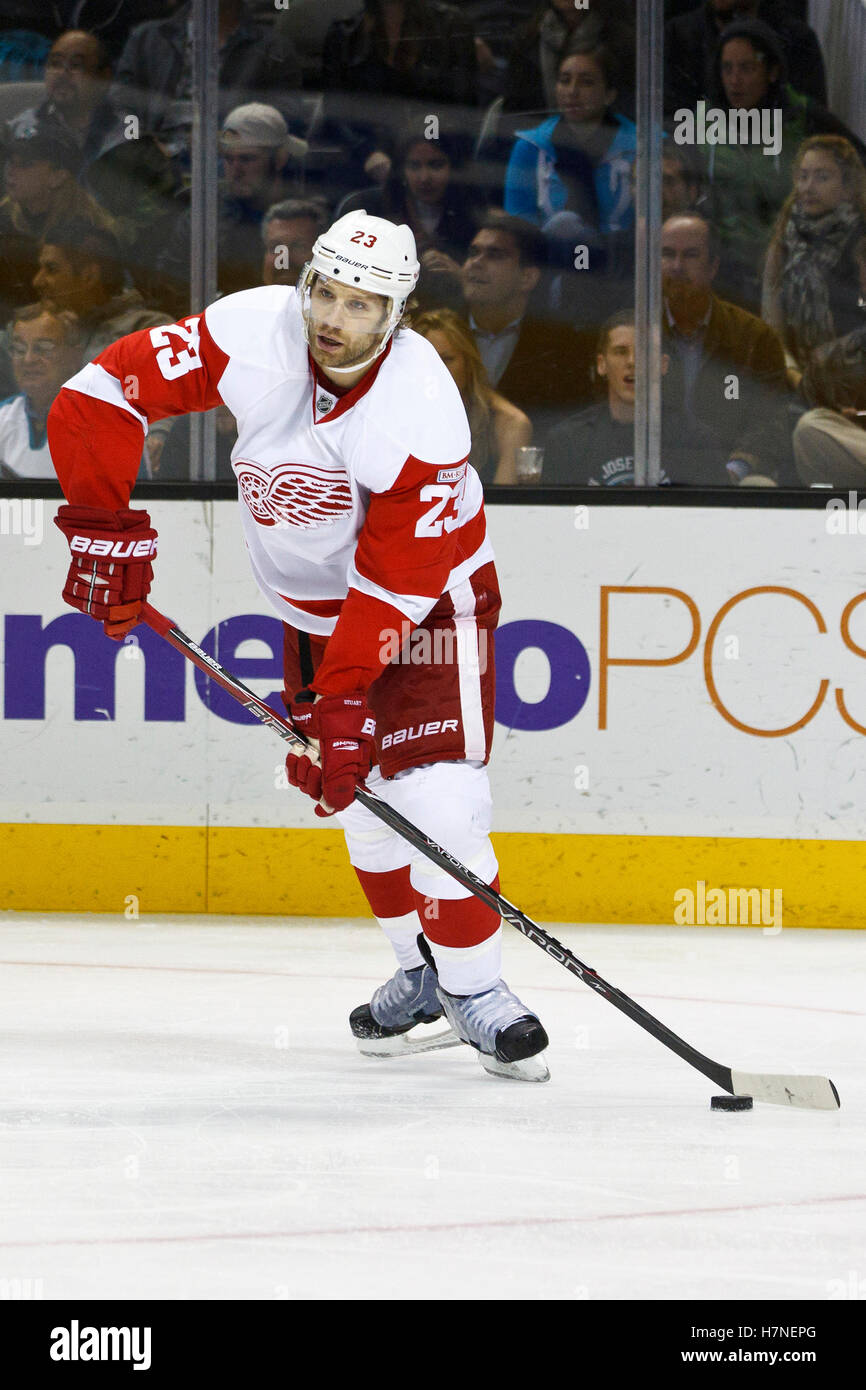 Nov 17, 2011; San Jose, CA, Stati Uniti d'America; ali rosse di Detroit defenceman Brad Stuart (23) dei pattini con il puck contro gli squali di San Jose durante il terzo periodo a HP Pavilion. San Jose sconfitto Detroit 5-2. Foto Stock