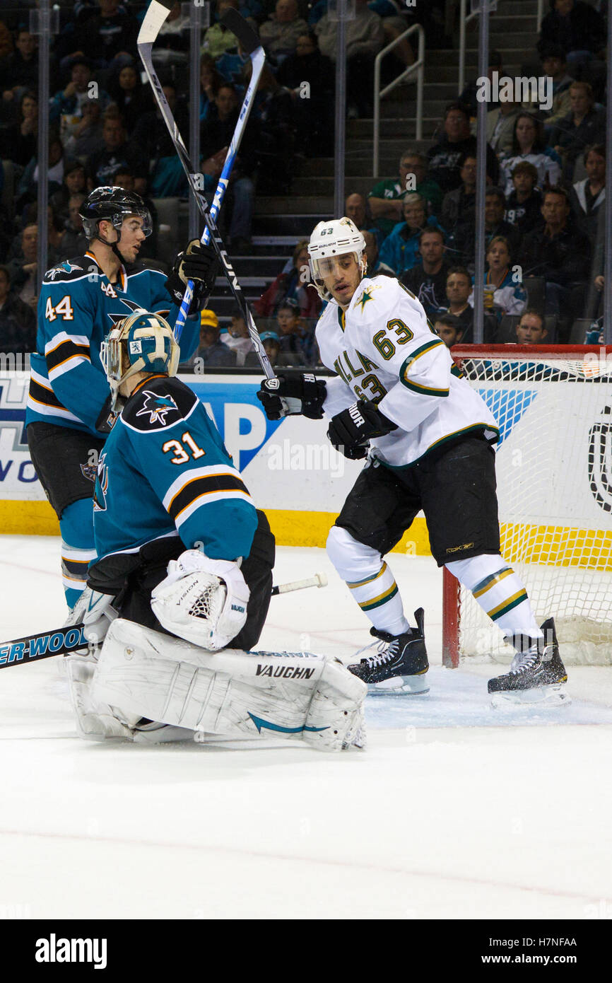 8 dicembre, 2011; San Jose, CA, Stati Uniti d'America; Dallas Stars centro Mike Ribeiro (63) punteggi un obiettivo passato San Jose Sharks goalie Antti Niemi (31) e defenceman Marc-Edouard Vlasic (44) durante il primo periodo di HP Pavilion. Foto Stock