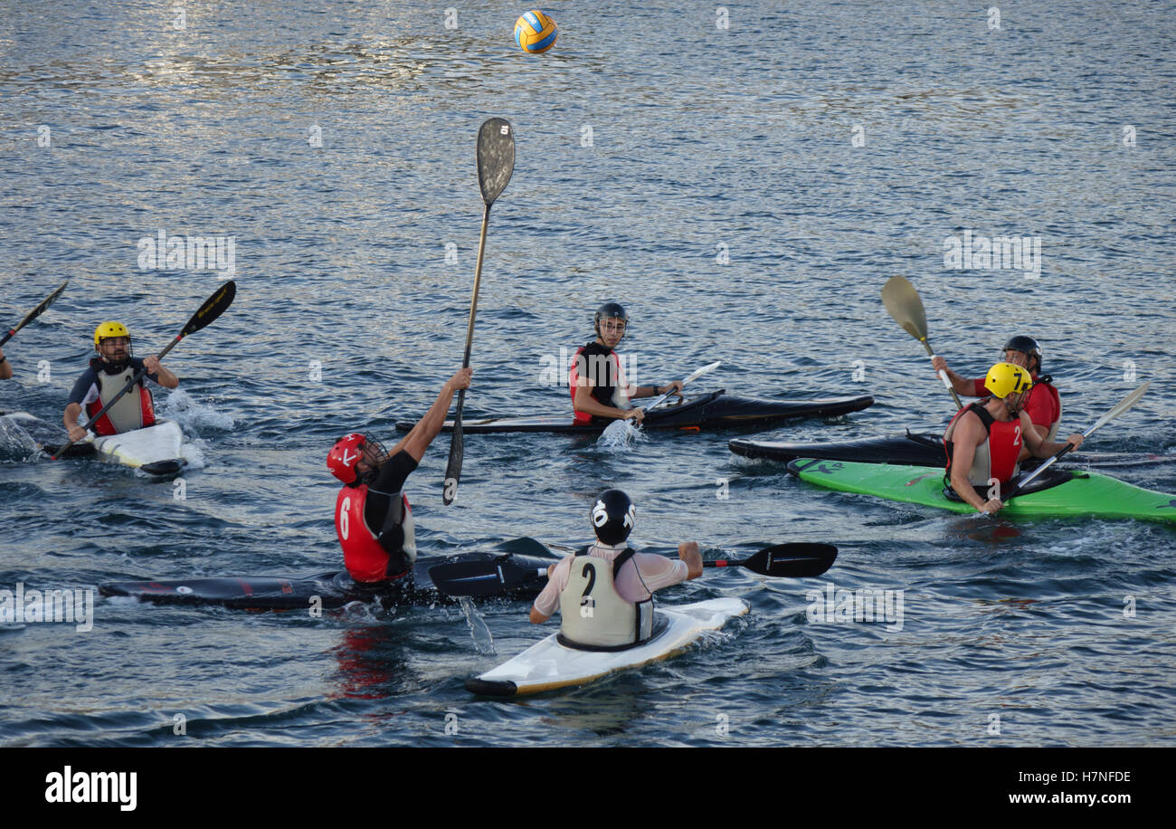 La Valletta, murata città capitale porto di Malta. Il Grand Harbour, kayak pallamano, di gioco o la canoa polo (pala singola). Foto Stock