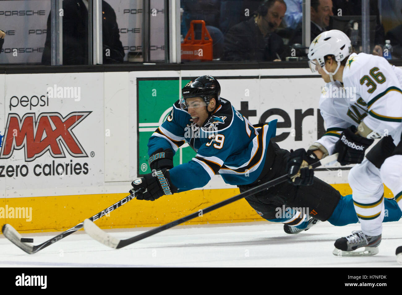 8 dicembre, 2011; San Jose, CA, Stati Uniti d'America; San Jose Sharks center Logan Couture (39) immersioni per un puck allentata nella parte anteriore del Dallas Stars defenceman Philip Larsen (36) durante il terzo periodo a HP Pavilion. San Jose sconfitto Dallas 5-2. Foto Stock