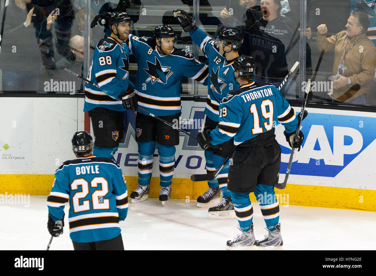 21 dicembre 2011; San Jose, CA, Stati Uniti; Joe Pavelski (8), centro dei San Jose Sharks, si è congratulato con i compagni di squadra dopo aver segnato un gol contro i Tampa Bay Lightning durante il primo periodo all'HP Pavilion. Foto Stock