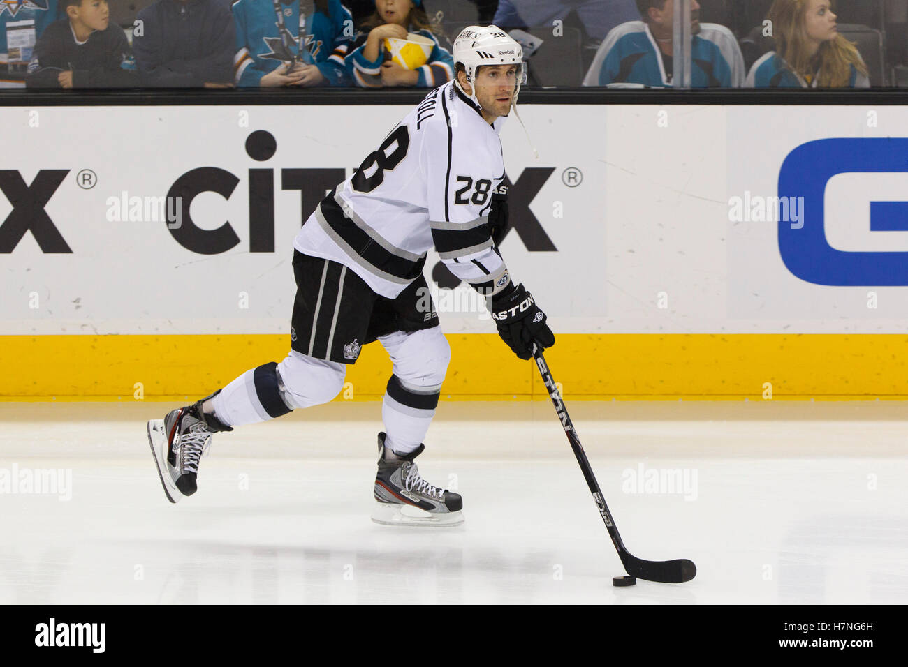 Dic 23, 2011; San Jose, CA, Stati Uniti d'America; Los Angeles Kings center Jarret Stoll (28) si riscalda prima della partita contro gli squali di San Jose a HP Pavilion. San Jose sconfitto Los Angeles 2-1 in sparatorie. Foto Stock