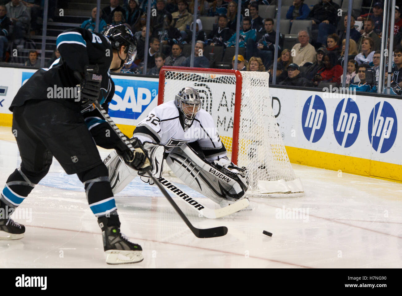 23 dicembre 2011; San Jose, CA, Stati Uniti; Jonathan Quick (32), portiere dei Los Angeles Kings, ferma un tiro dall'ala sinistra dei San Jose Sharks Patrick Marleau (12) durante il secondo periodo all'HP Pavilion. Foto Stock