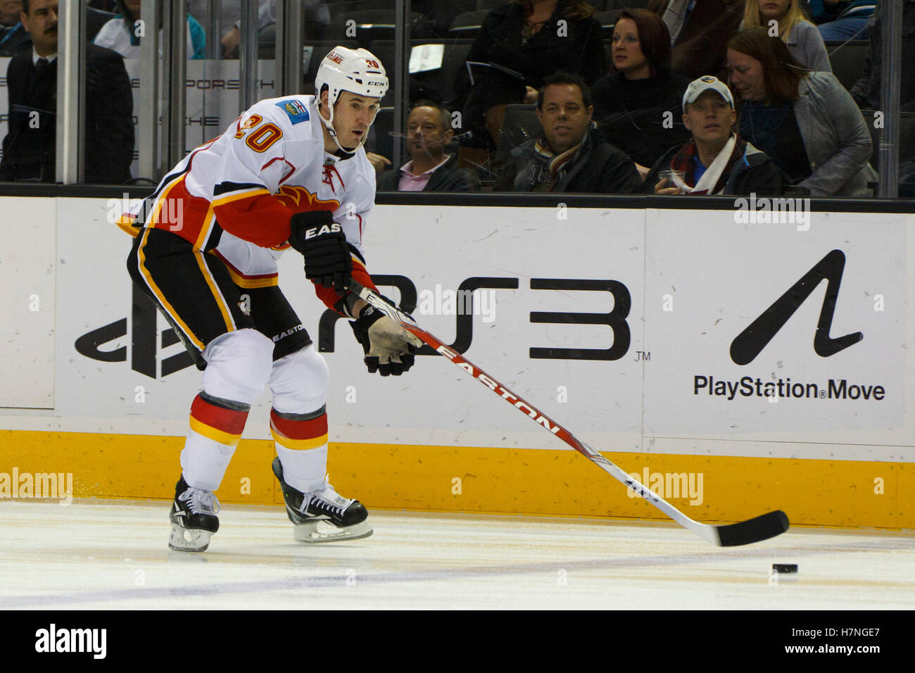 Jan 17, 2012; San Jose, CA, Stati Uniti d'America; Calgary Flames ala sinistra Curtis Glencross (20) dei pattini con il puck contro gli squali di San Jose durante il primo periodo di HP Pavilion. Foto Stock