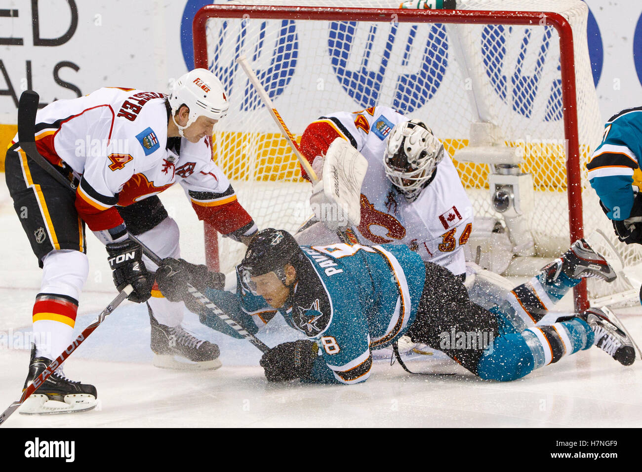 Jan 17, 2012; San Jose, CA, Stati Uniti d'America; San Jose Sharks center Joe Pavelski (8) collide con fiamme di Calgary goalie iikka Kiprusoff (retro) durante il secondo periodo di HP Pavilion. Foto Stock