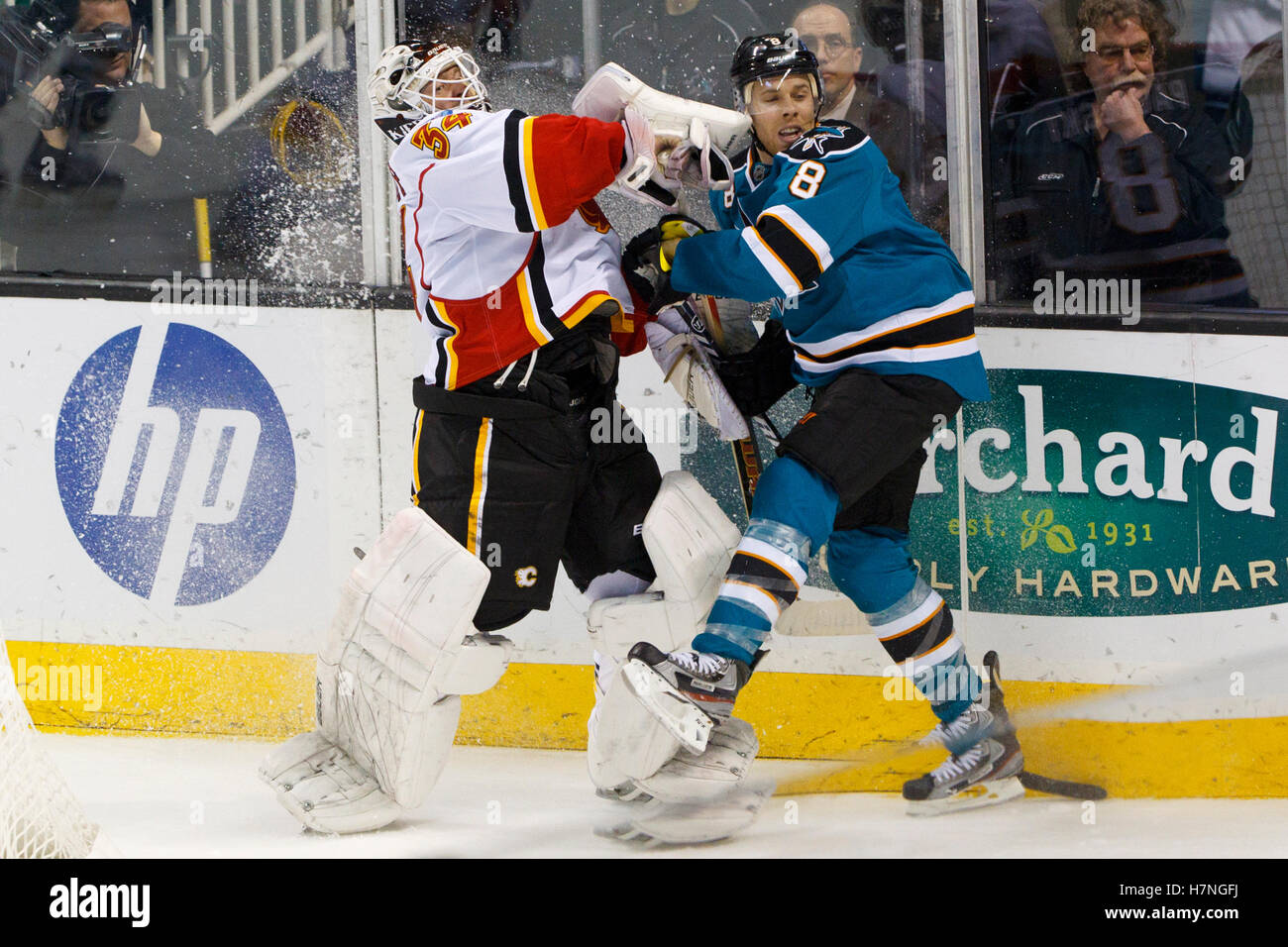 Jan 17, 2012; San Jose, CA, Stati Uniti d'America; San Jose Sharks center Joe Pavelski (8) collide con fiamme di Calgary goalie iikka Kiprusoff (34) durante il secondo periodo di HP Pavilion. Foto Stock