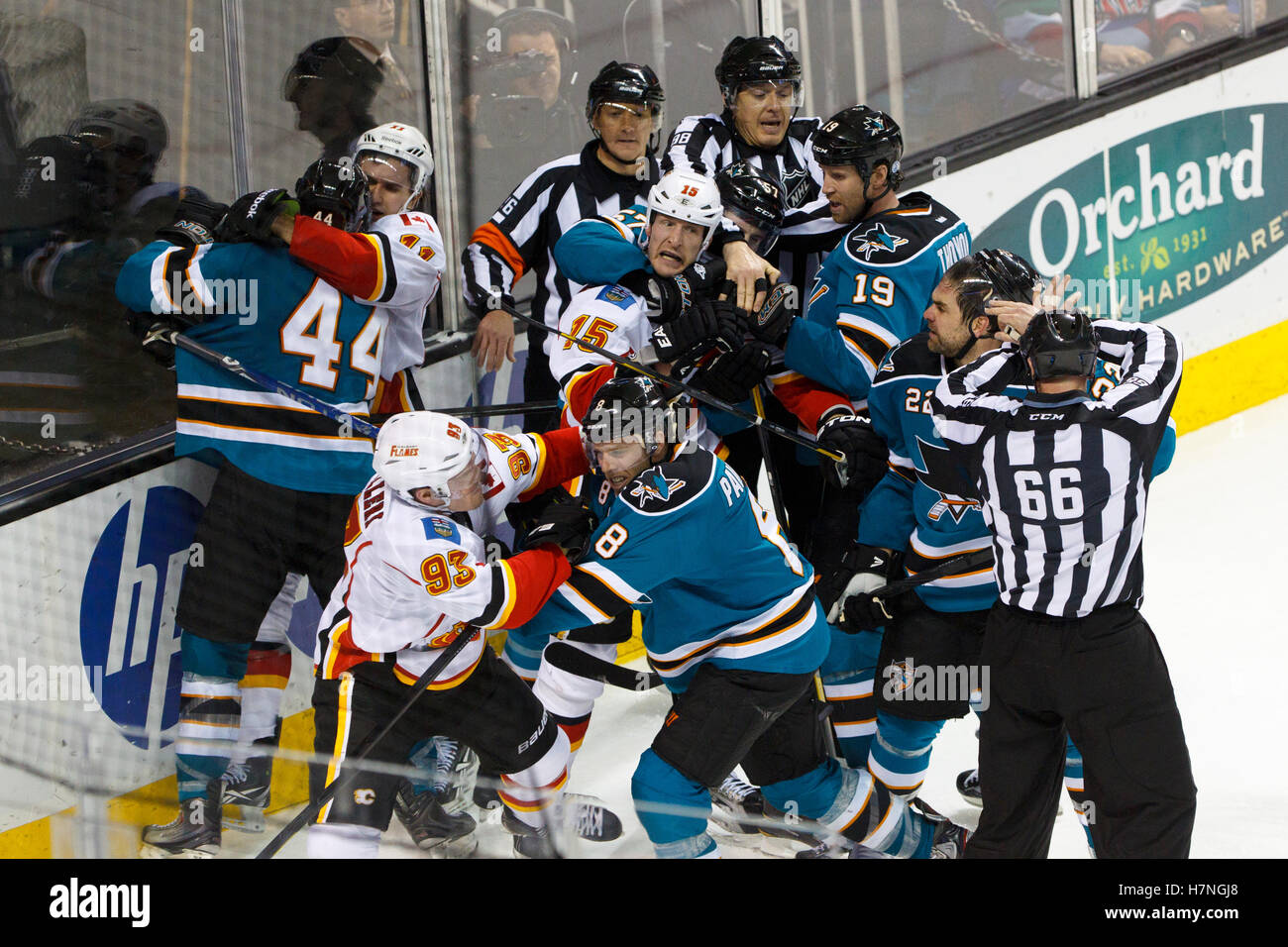 Jan 17, 2012; san jose, ca, Stati Uniti d'America; san jose sharks ala destra tommy wingels (retro) mette a calgary flames ala destra tim jackman (15) in una headlock durante il terzo periodo a hp pavilion. san jose sconfitti calgary 2-1 in sparatorie. Foto Stock