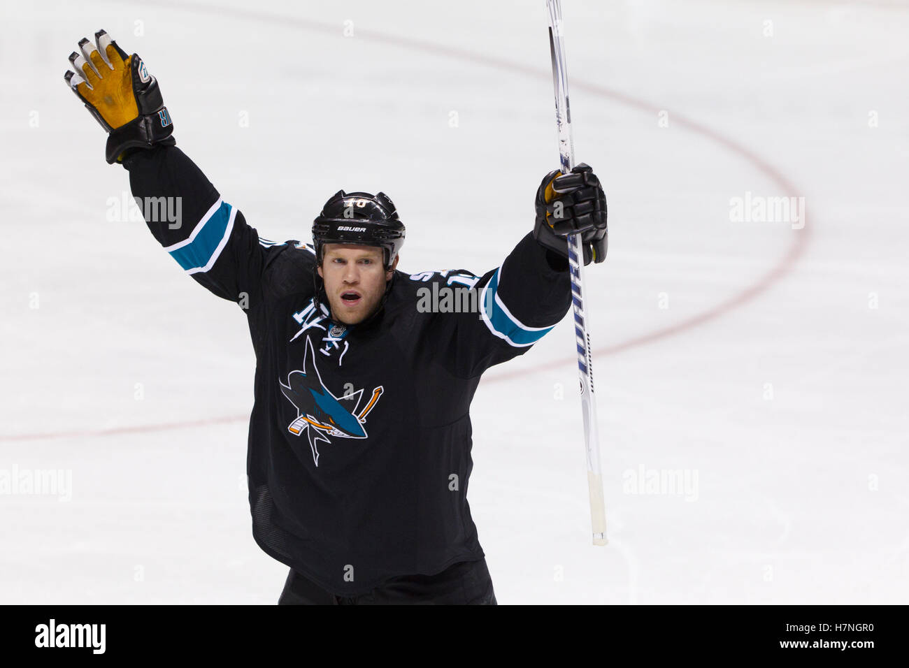 Jan 19, 2012; San Jose, CA, Stati Uniti d'America; San Jose Sharks ala sinistra Brad Winchester (10) celebra dopo un goal contro i Senatori di Ottawa durante il primo periodo di HP Pavilion. Ottawa sconfitto San Jose 4-1. Foto Stock