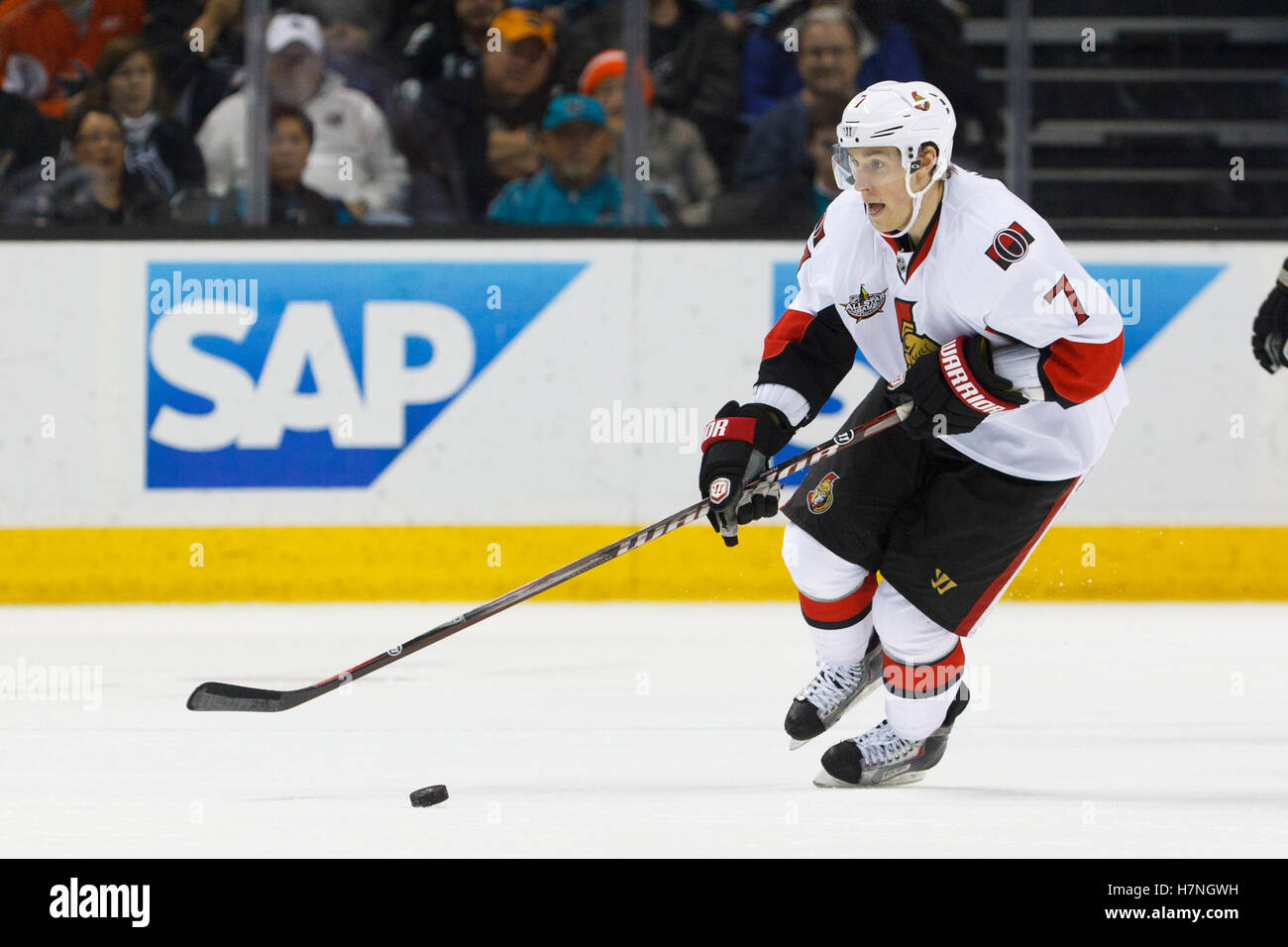 19 gennaio 2012; San Jose, CA, USA; Ottawa Senators Center Kyle Turris (7) pattina con il disco contro gli squali di San Jose durante il secondo periodo al Padiglione HP. Ottawa sconfisse San Jose 4-1. Foto Stock