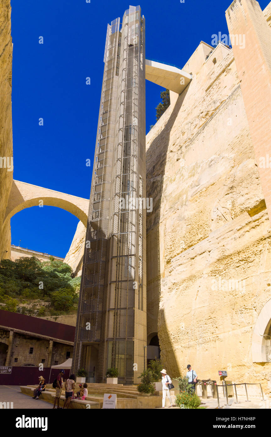 La Valletta, murata città capitale porto di Malta. Il sollevamento Barrakka dal lungomare alla tomaia Barraka Gardens. Foto Stock