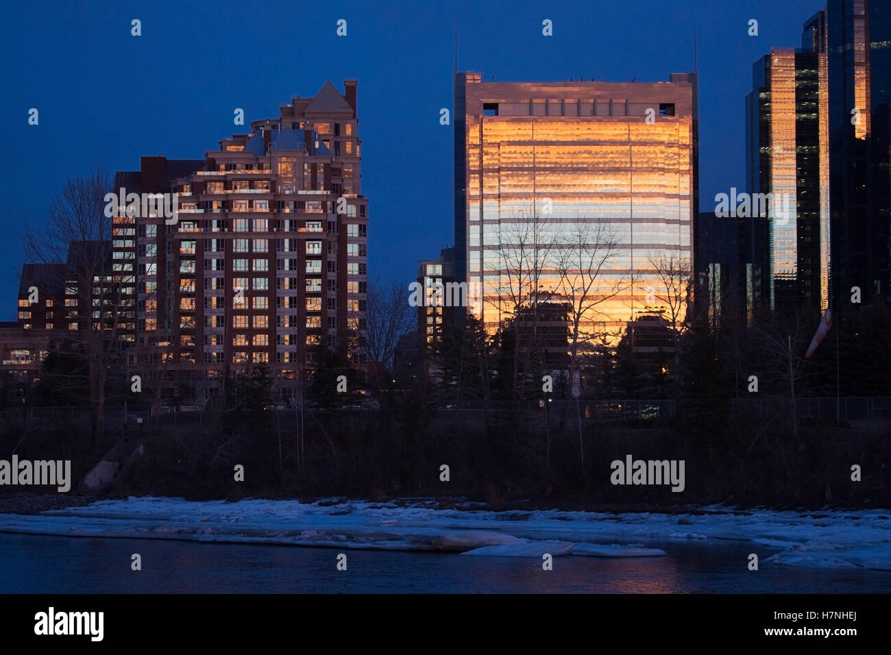 Centro di Calgary con ultima luce riflettente edifici off Foto Stock