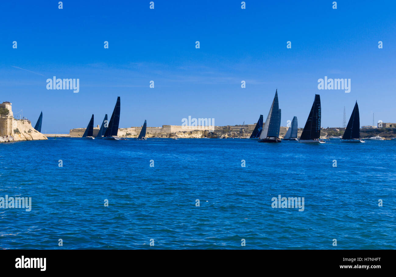 La Valletta, murata città capitale porto di Malta. L'annuale Middlesea yacht race, ottobre 2016. Foto Stock