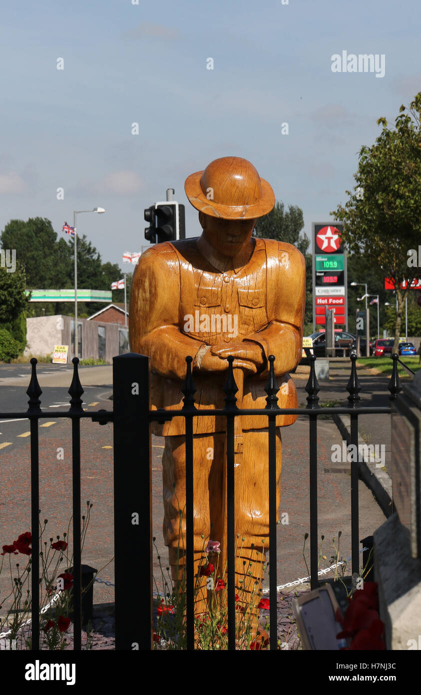 Intaglio di una prima Guerra Mondiale soldato presso il memoriale di guerra nel villaggio di Dollingstown, nella contea di Armagh nell'Irlanda del Nord. Solo uso editoriale. Foto Stock