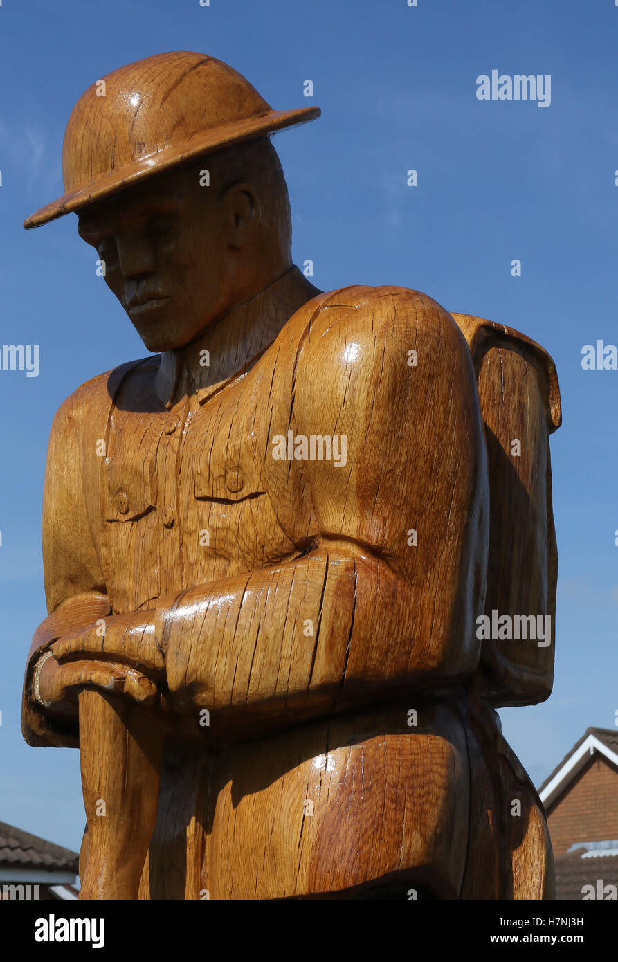 Intaglio di una prima Guerra Mondiale soldato presso il memoriale di guerra nel villaggio di Dollingstown, nella contea di Armagh nell'Irlanda del Nord. Solo uso editoriale. Foto Stock