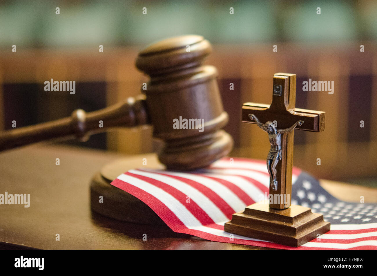 La giustizia americana e la religione, la Chiesa e lo stato,martello, bandiera, della Croce, della religione in aula, il conflitto tra diritto e religione Foto Stock