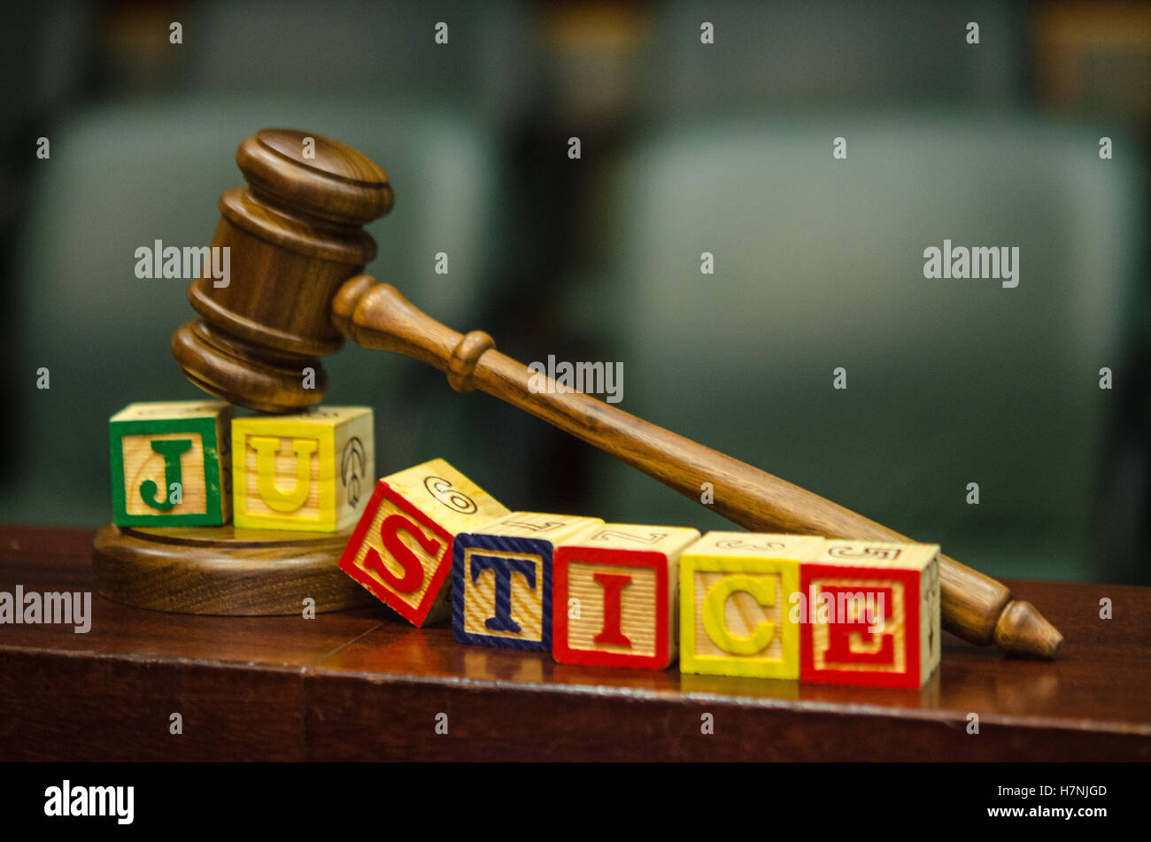 Martello con giustizia alfabeto blocchi nelle aule di tribunale Foto Stock