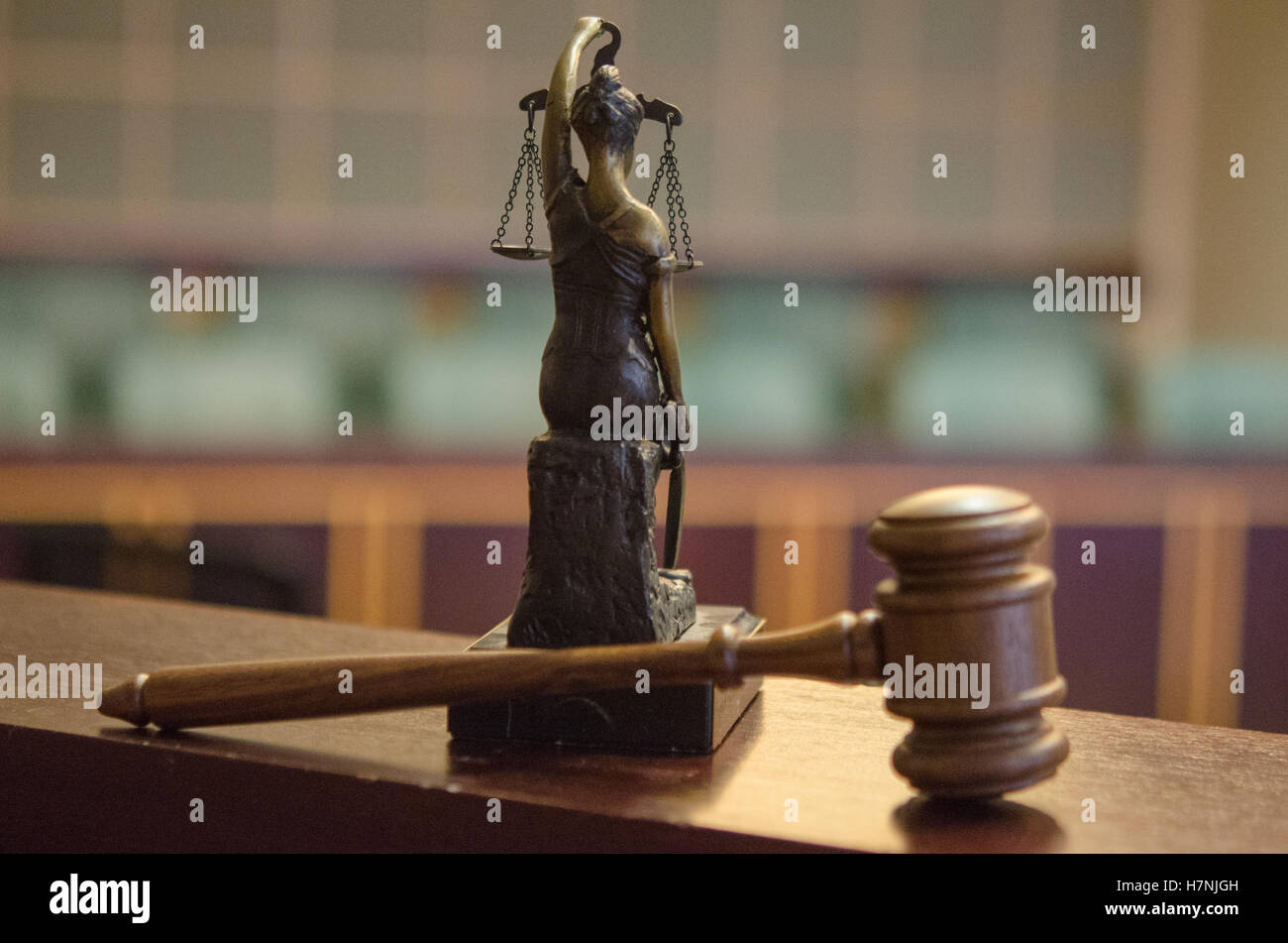 Concetto di giustizia, lady giustizia, scale, martello, giuria nelle aule di tribunale Foto Stock