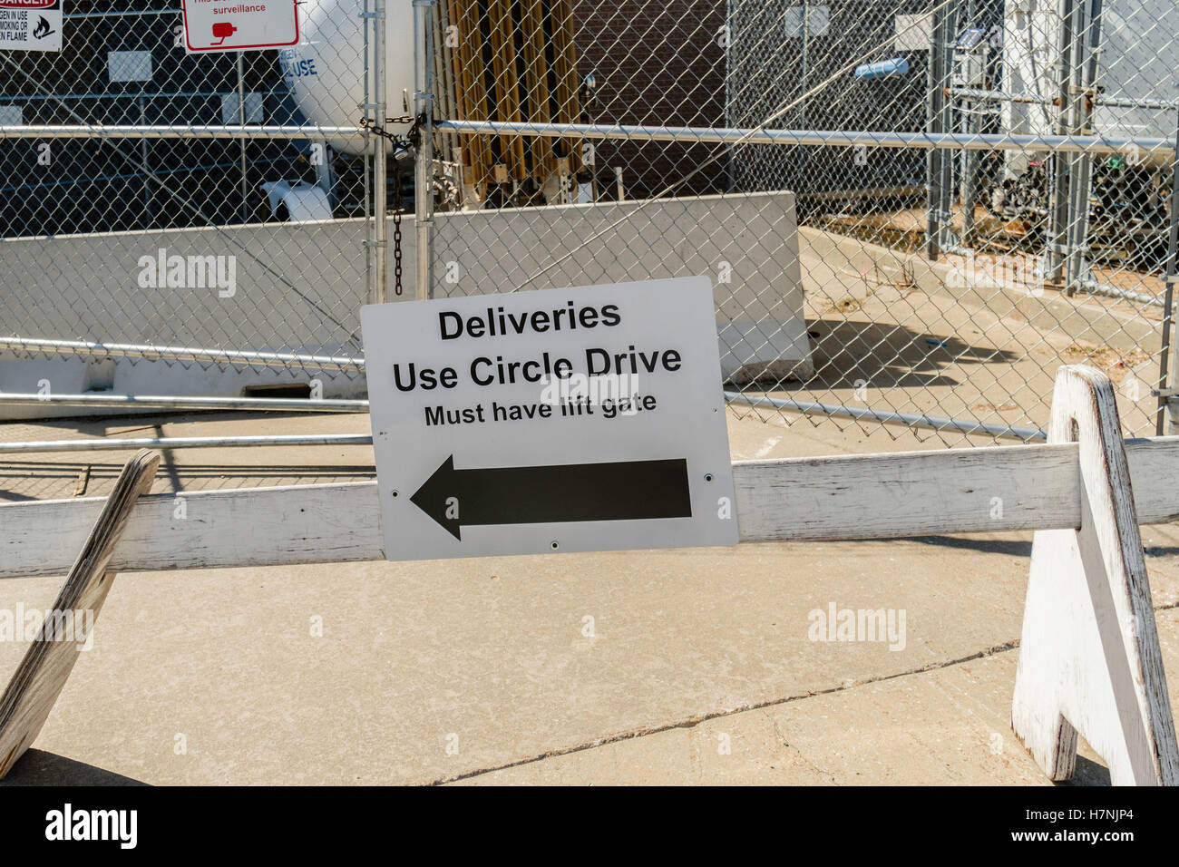 Istruzioni per le consegne su un segno montato su un sawhorse dietro un ospedale. Oklahoma City, Oklahoma, Stati Uniti d'America. Foto Stock