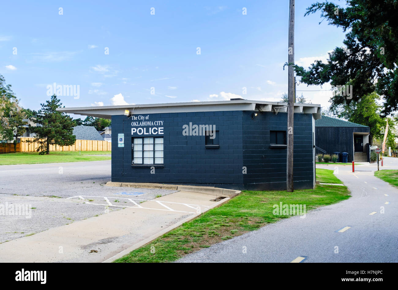 Un satellite a una stazione di polizia vicino a un lago e sentieri di esercizio nella città di Oklahoma, Oklahoma, Stati Uniti d'America. Foto Stock