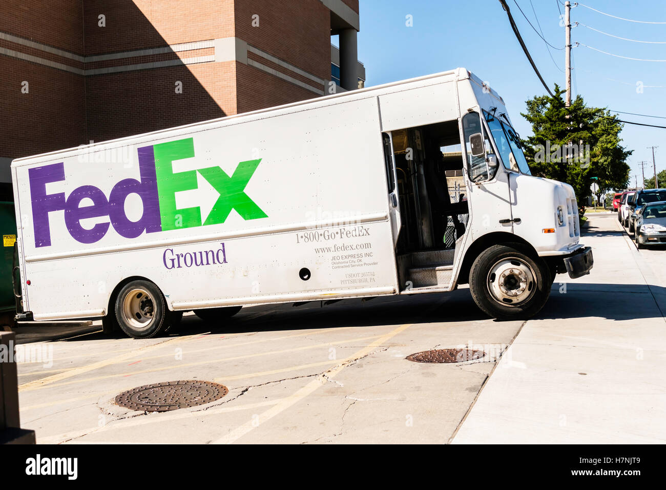 Un FedEx Ground consegna offload del carrello in corrispondenza di una banchina di carico. Oklahoma City, Oklahoma, Stati Uniti d'America. Foto Stock