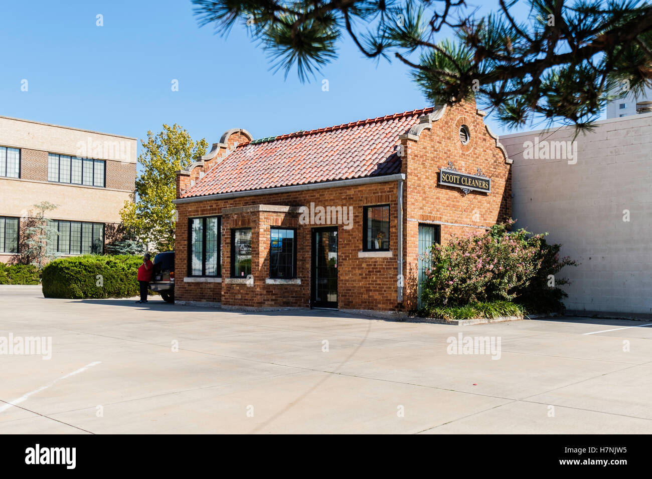 Un abbigliamento pulitori edificio con elaborata architettura vintage in midown Oklahoma City, Oklahoma, Stati Uniti d'America. 520 N. Walker. Foto Stock