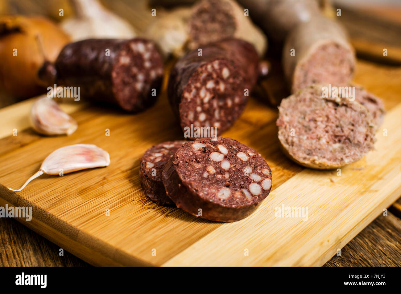 Ceco tradizionale salsiccia di sangue e di carne per salsiccia su legno Foto Stock