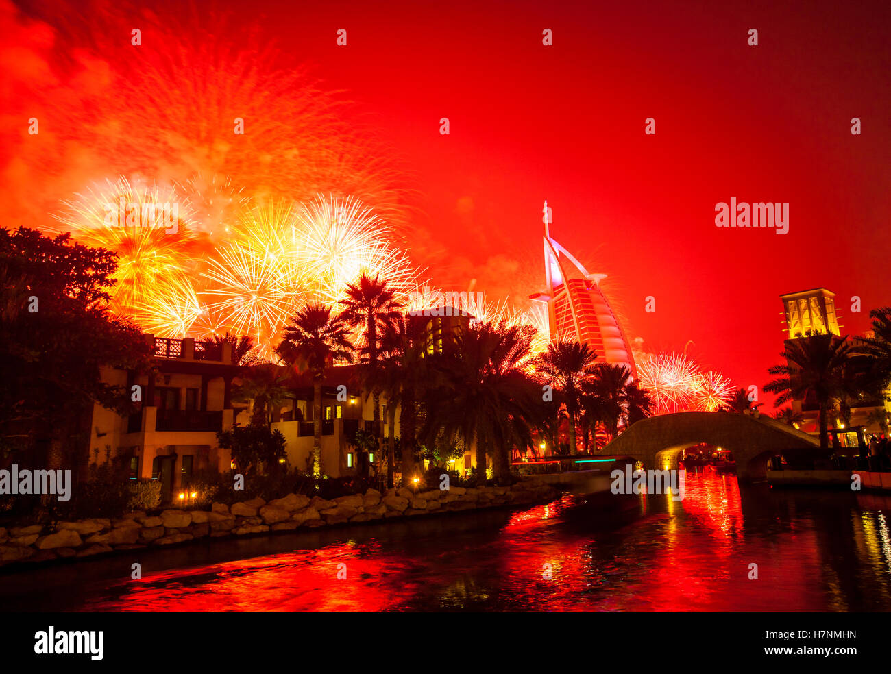 Nuovo anno a Dubai. Vista resort hotel Burj al Arab da hhotel Madinat Resort Foto Stock
