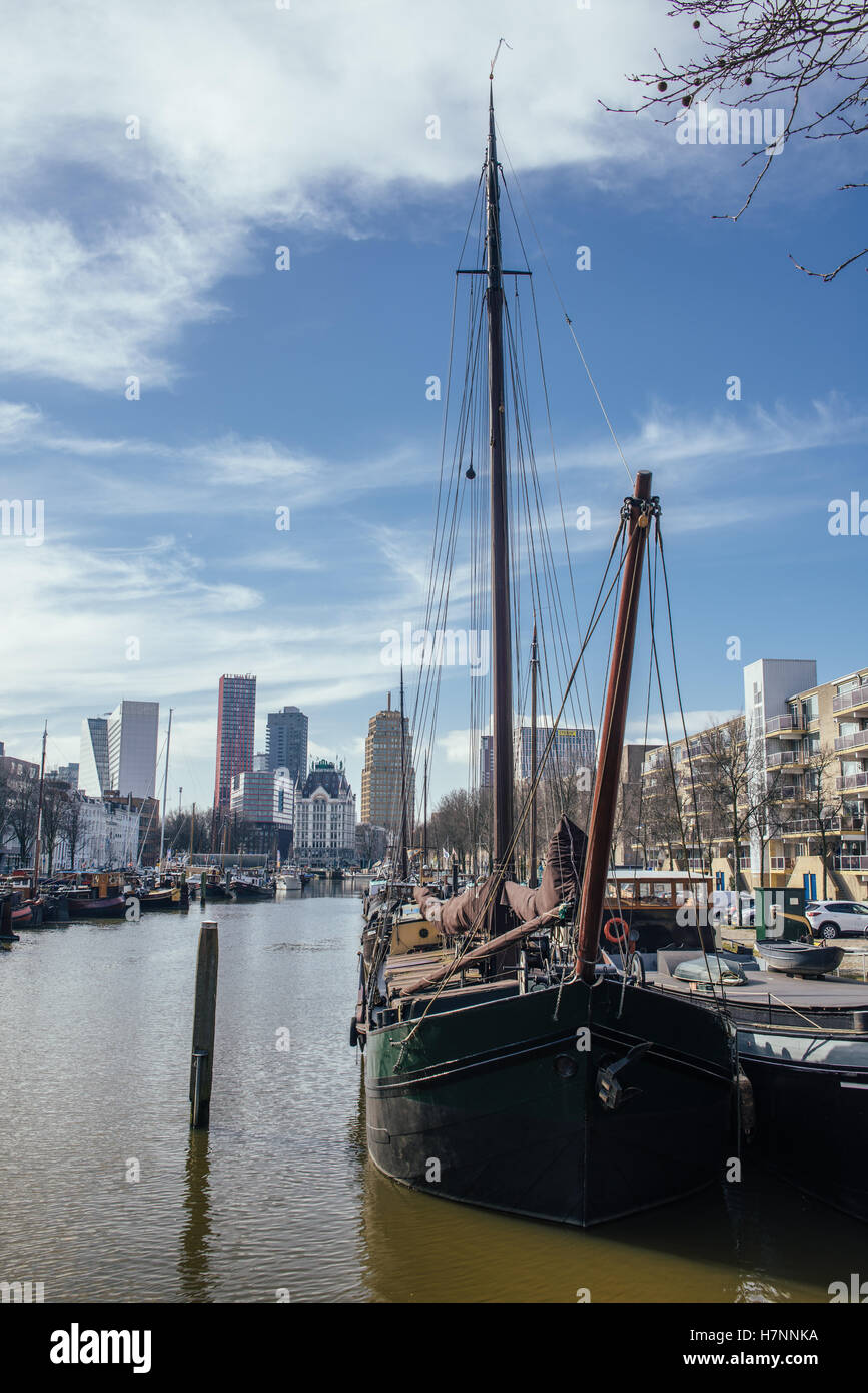 Una vista sulla Oude Haven, Rotterdam, Paesi Bassi (marzo 2016) adottate dall'Overblaak (Kubuswoningen) Foto Stock
