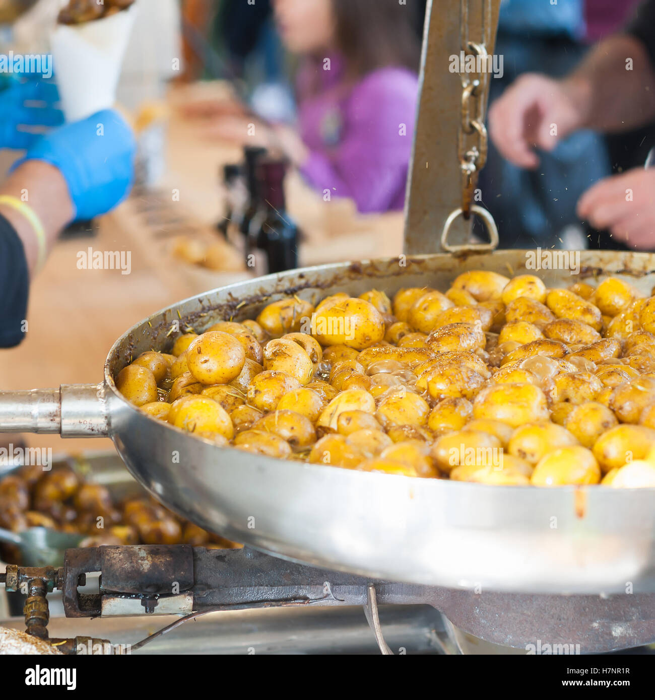 Patate di primizia. Fritti in padella. Ricetta italiana: patate cotte nel Salento. Messa a fuoco selettiva. Foto Stock