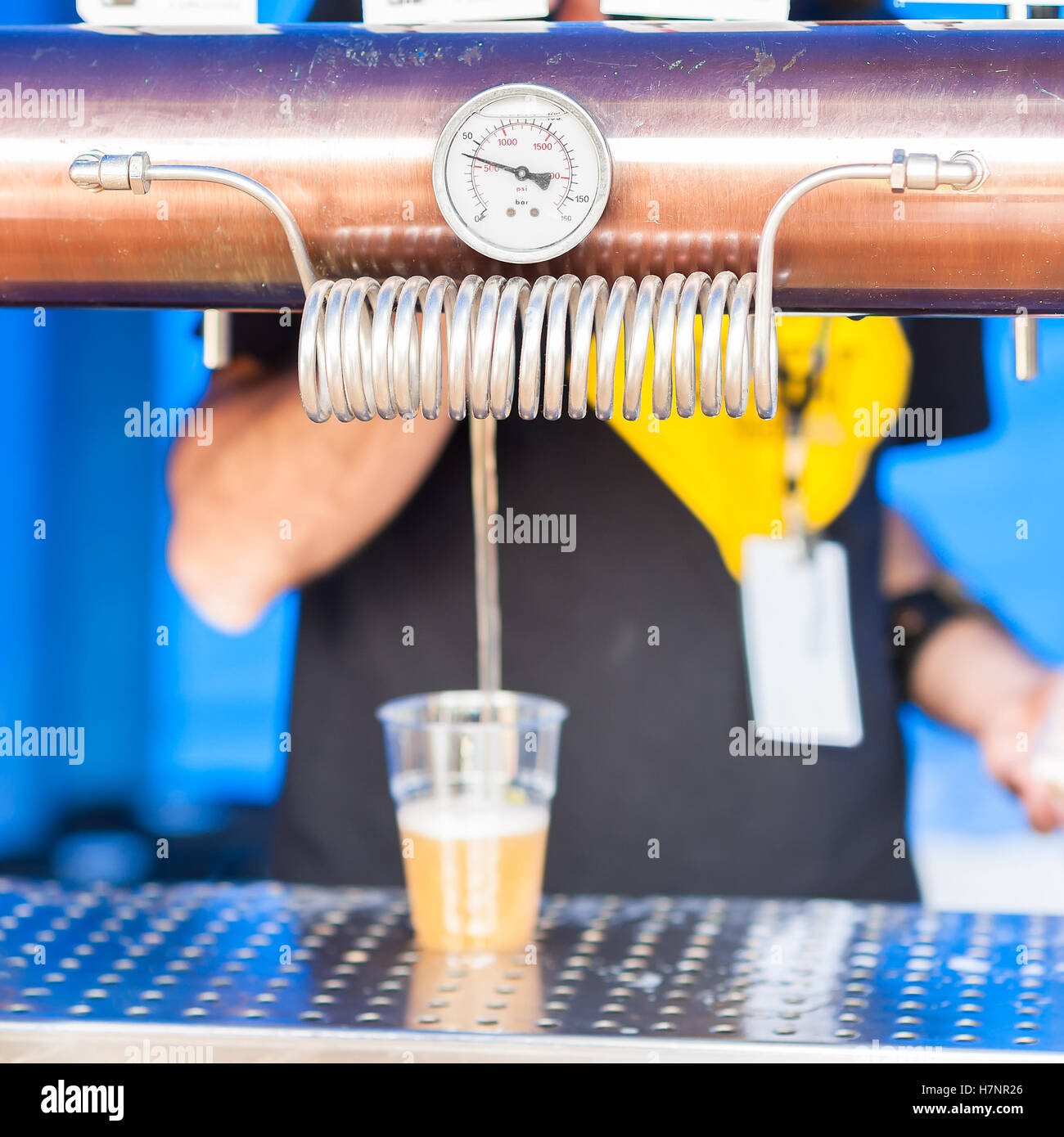 Dettaglio del progetto di sistema di birra. Manometro di pressione e scaricare la pressione. Foto Stock