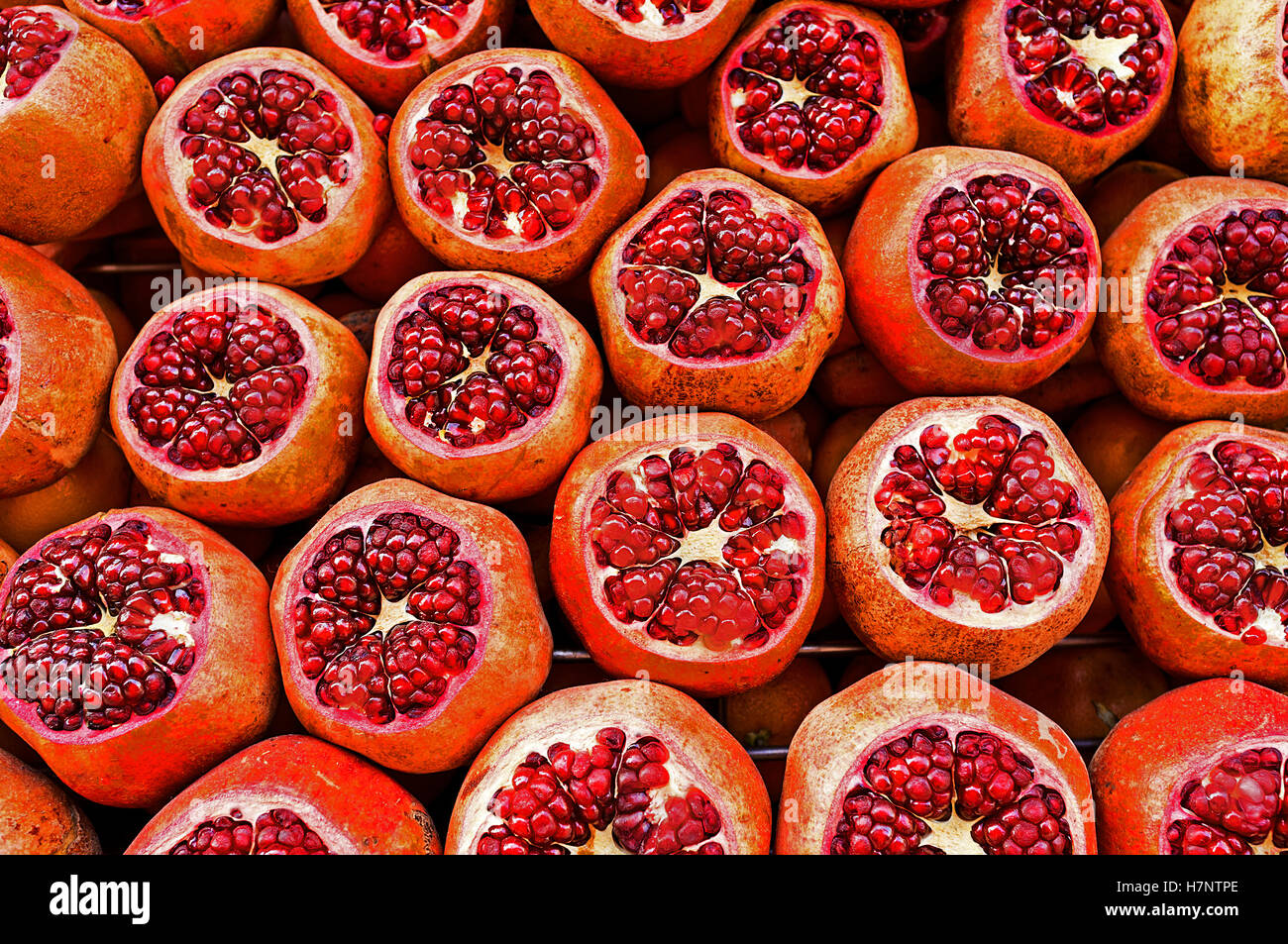 Il rosso fresco tagliato i melograni sono i migliori risultati commerciali del succo offerto in caffetterie e bar, Istanbul, Turchia. Foto Stock