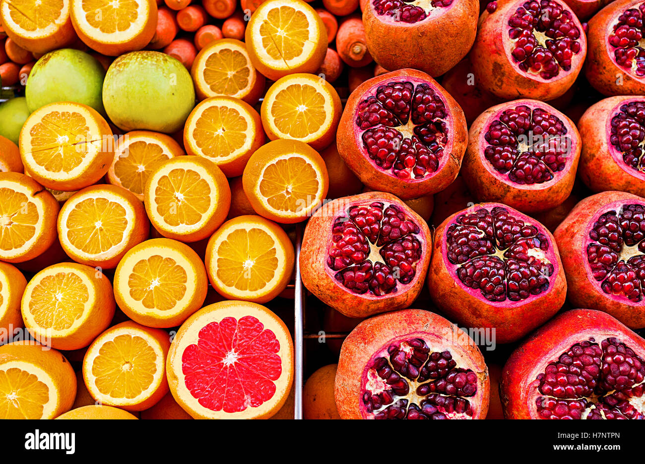 La succosa frutta attira i turisti a comprare fresche ad Istanbul in Turchia. Foto Stock