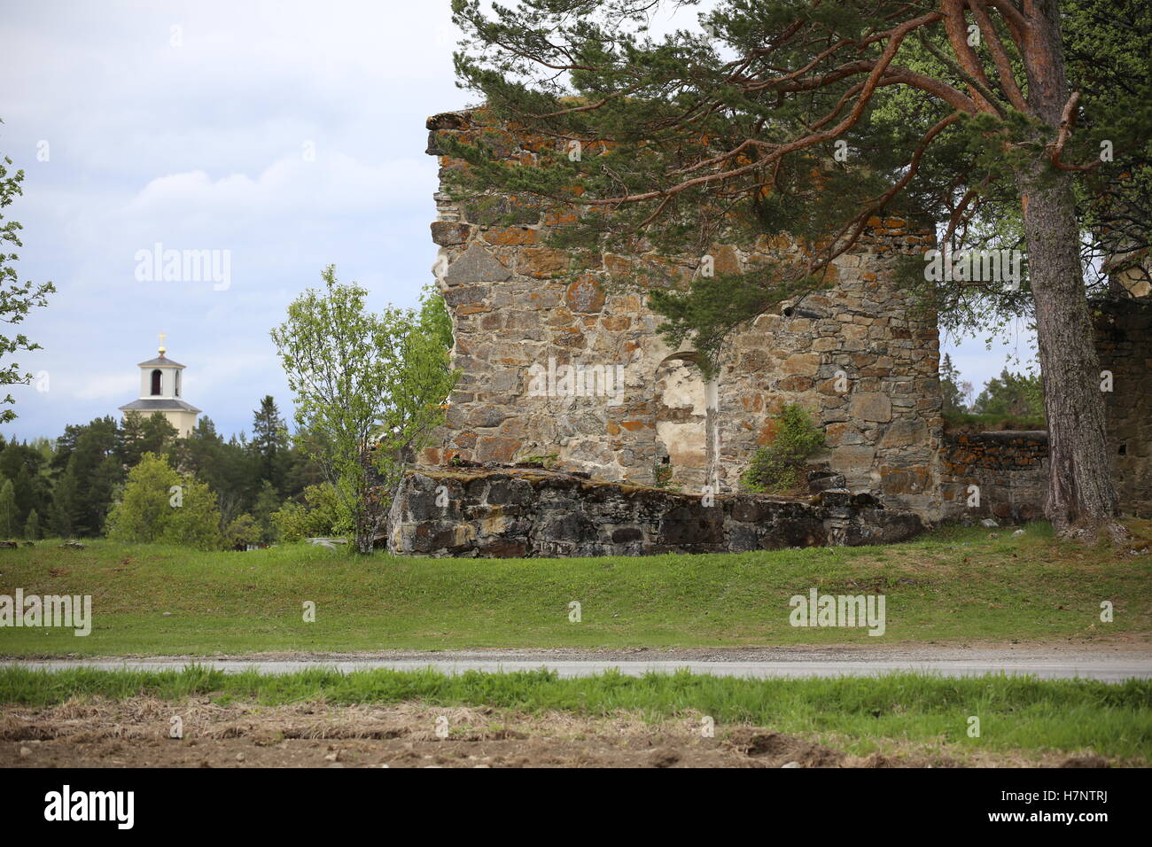 Chiesa rovina e la nuova chiesa di Sunne nella contea di Jamtland, Svezia. Foto Stock