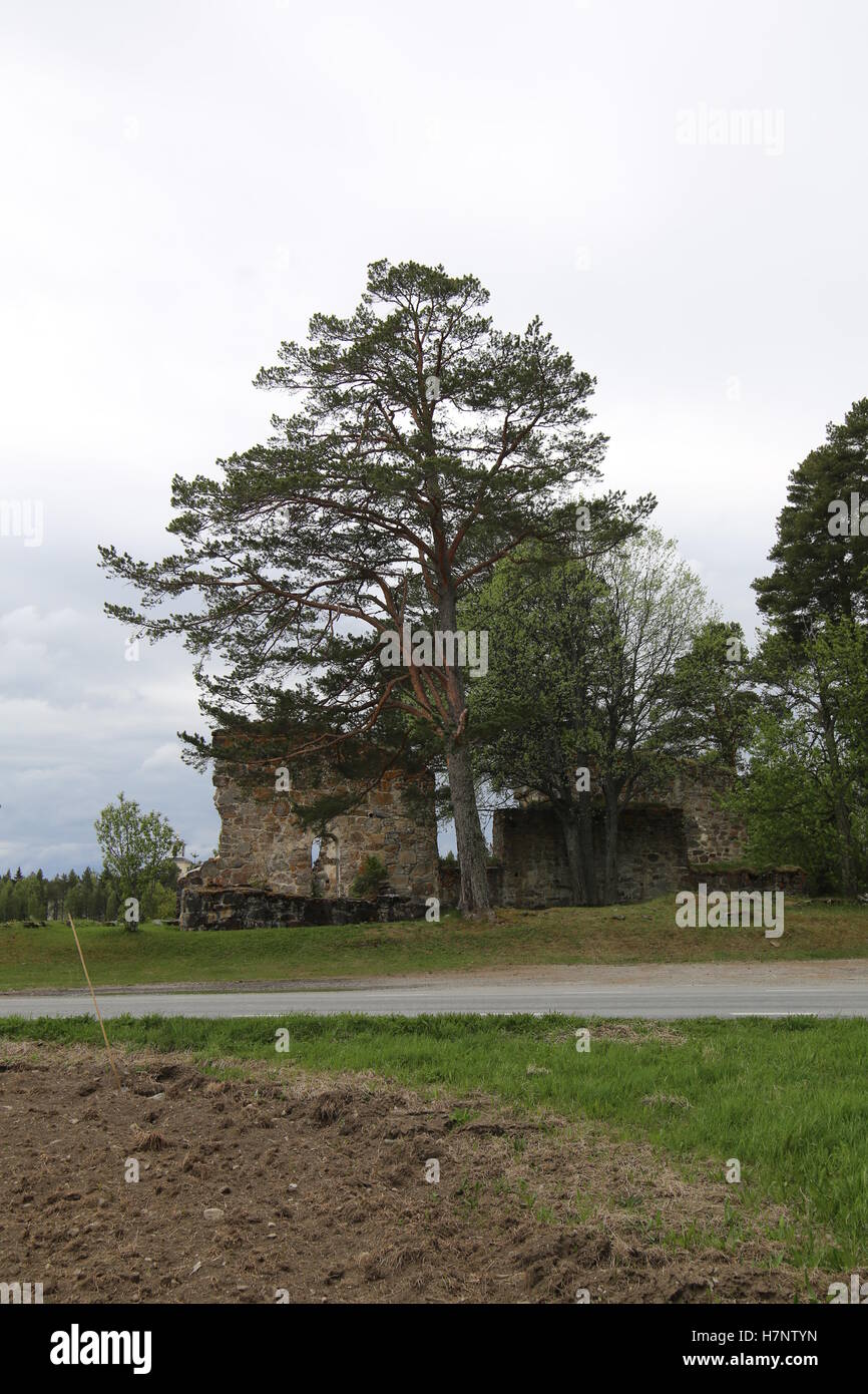 Chiesa rovina e la nuova chiesa di Sunne nella contea di Jamtland, Svezia. Foto Stock