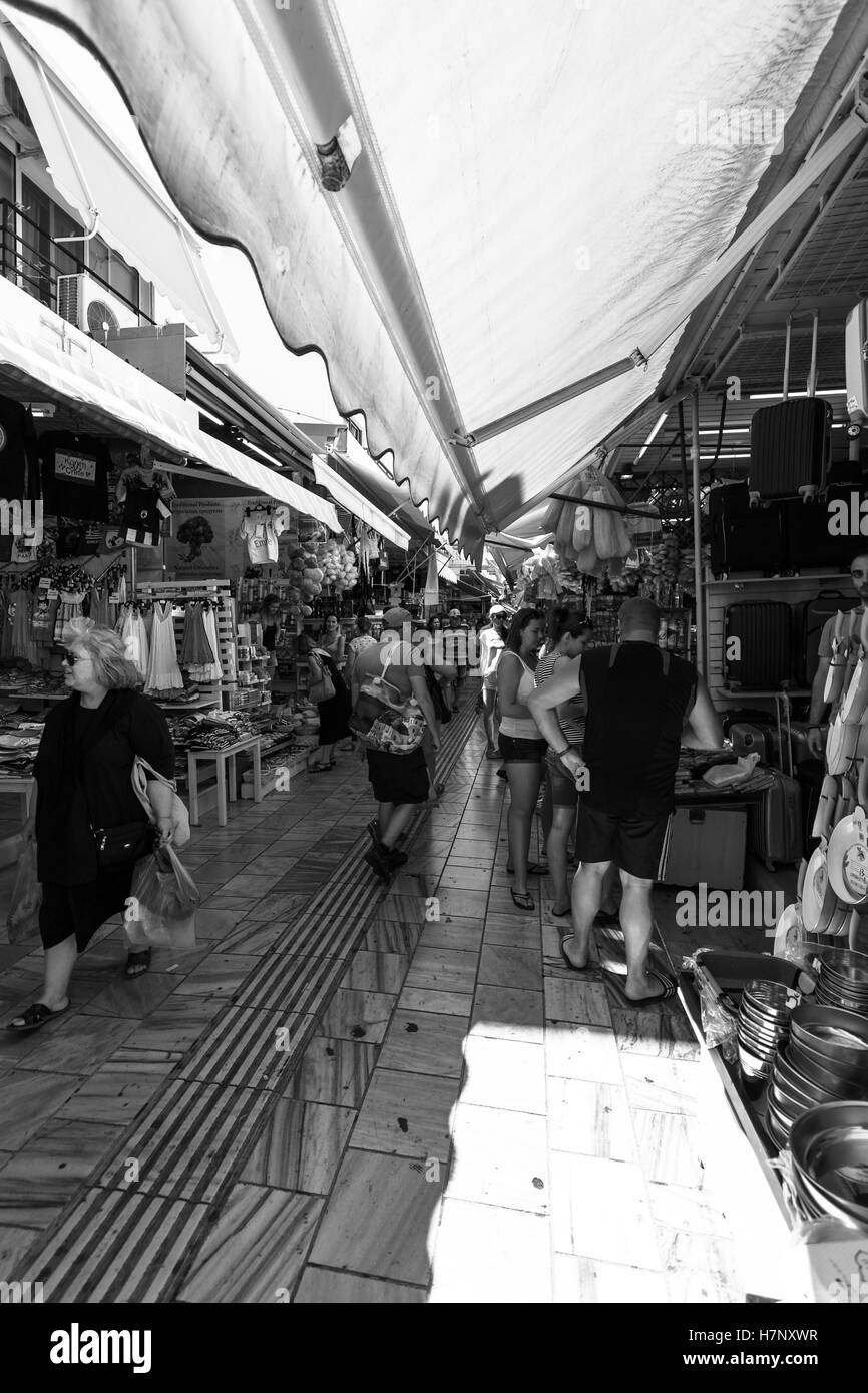 HERAKLION, Grecia - Luglio 09, 2016: Creta. Il mercato popolare e la strada dello shopping №1866 nel centro storico della città. Foto Stock