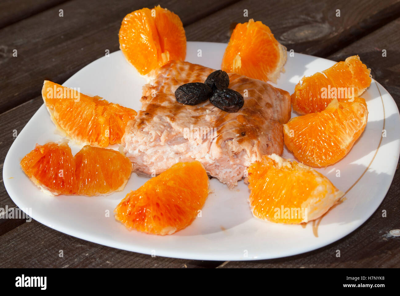 Salmone arrosto con salsa di arancia olive e foglie di rucola Foto Stock