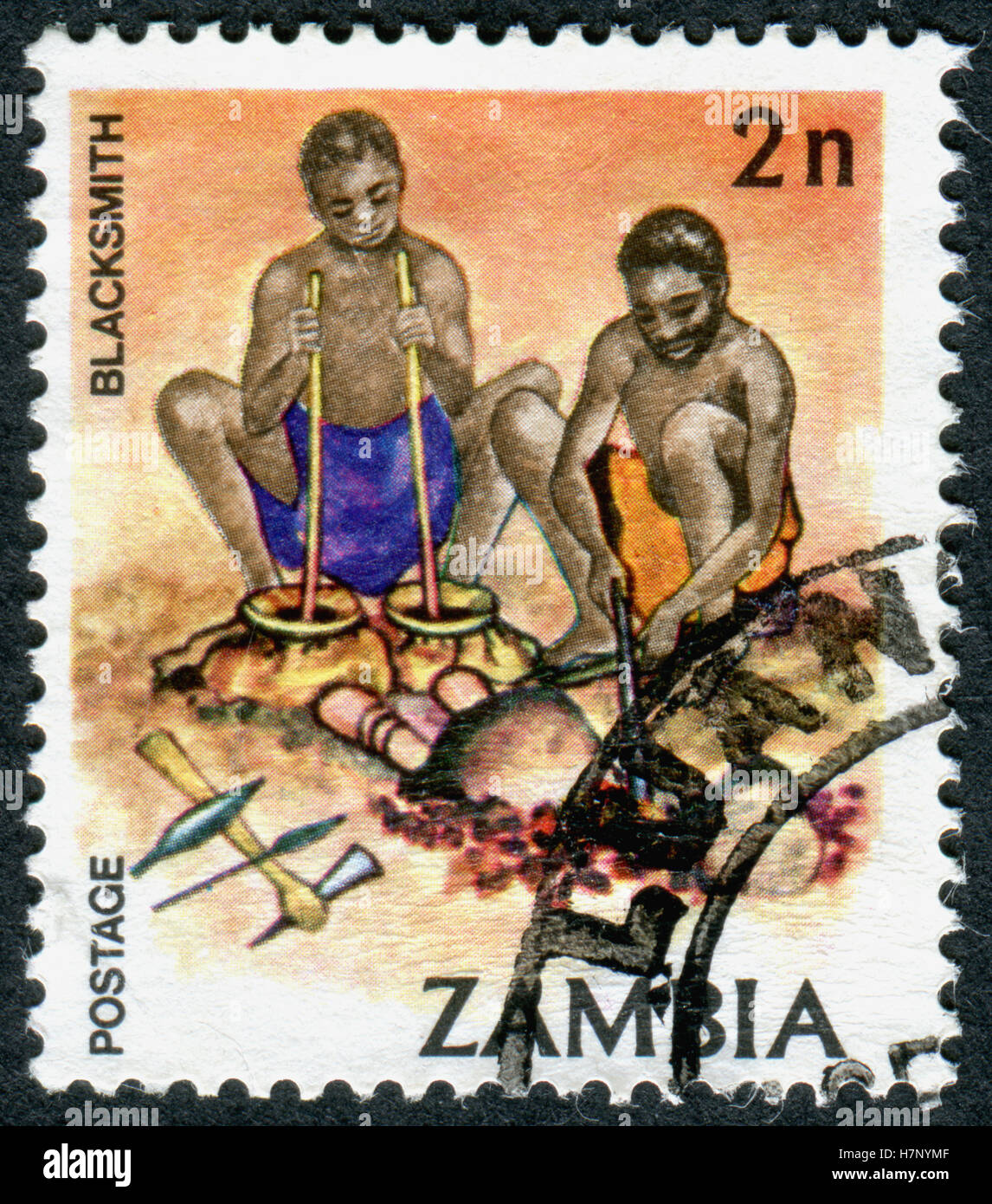 ZAMBIA - circa 1981: un timbro stampato in Zambia, è dedicato al patrimonio culturale, mostra un fabbro, circa 1981 Foto Stock