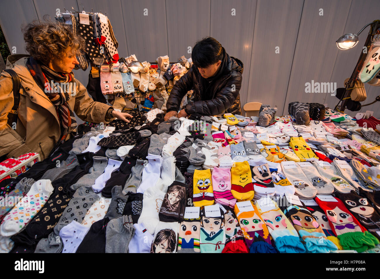 Calza in stallo nella strada a Myeongdong, Seoul, Corea Foto Stock