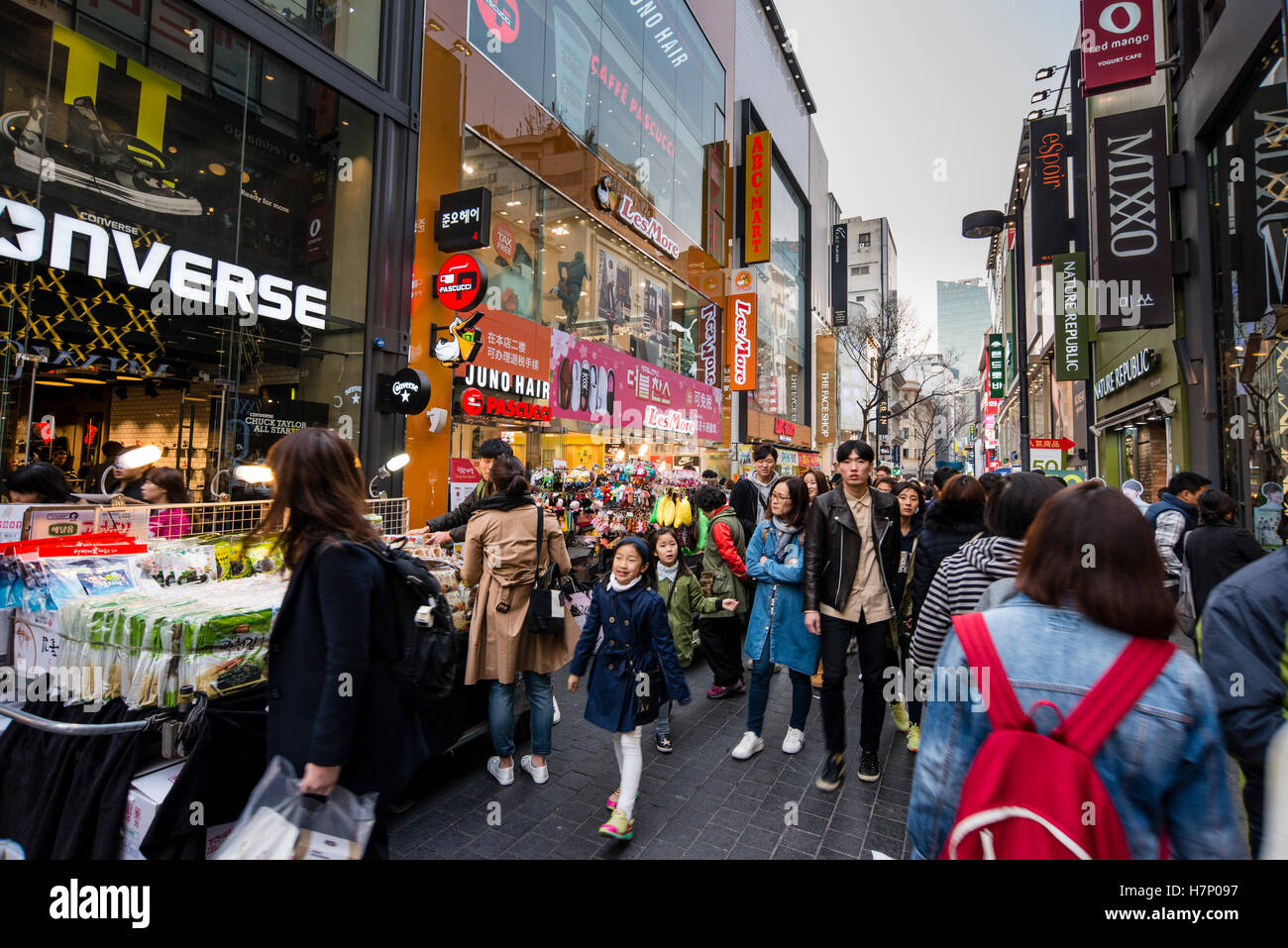 Strada trafficata in serata in a Myeongdong, Seoul, Corea Foto Stock