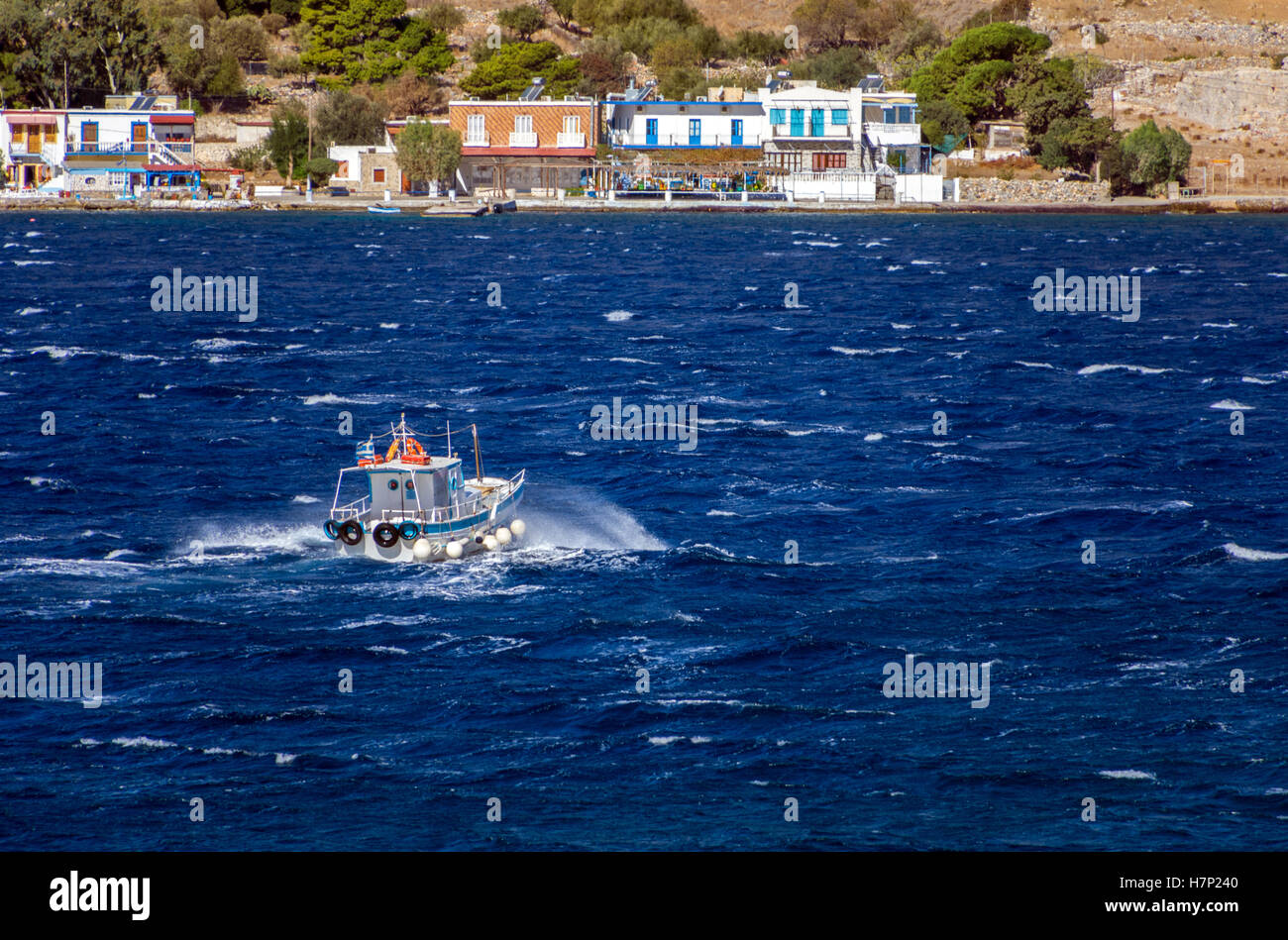 Servizio di taxi-boat, piccolo traghetto barca a vela anche se le onde e il vento, Grecia Foto Stock