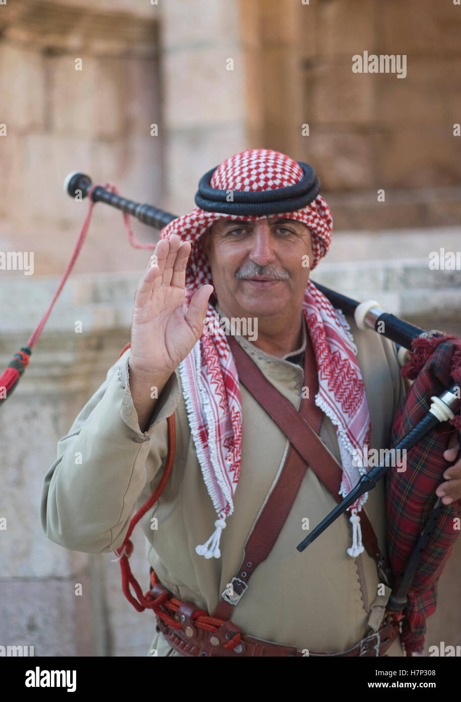 Close up dei militari Giordani cornamuse giocatore eseguire per i turisti a sud teatro di Gerasa, Jerash Foto Stock