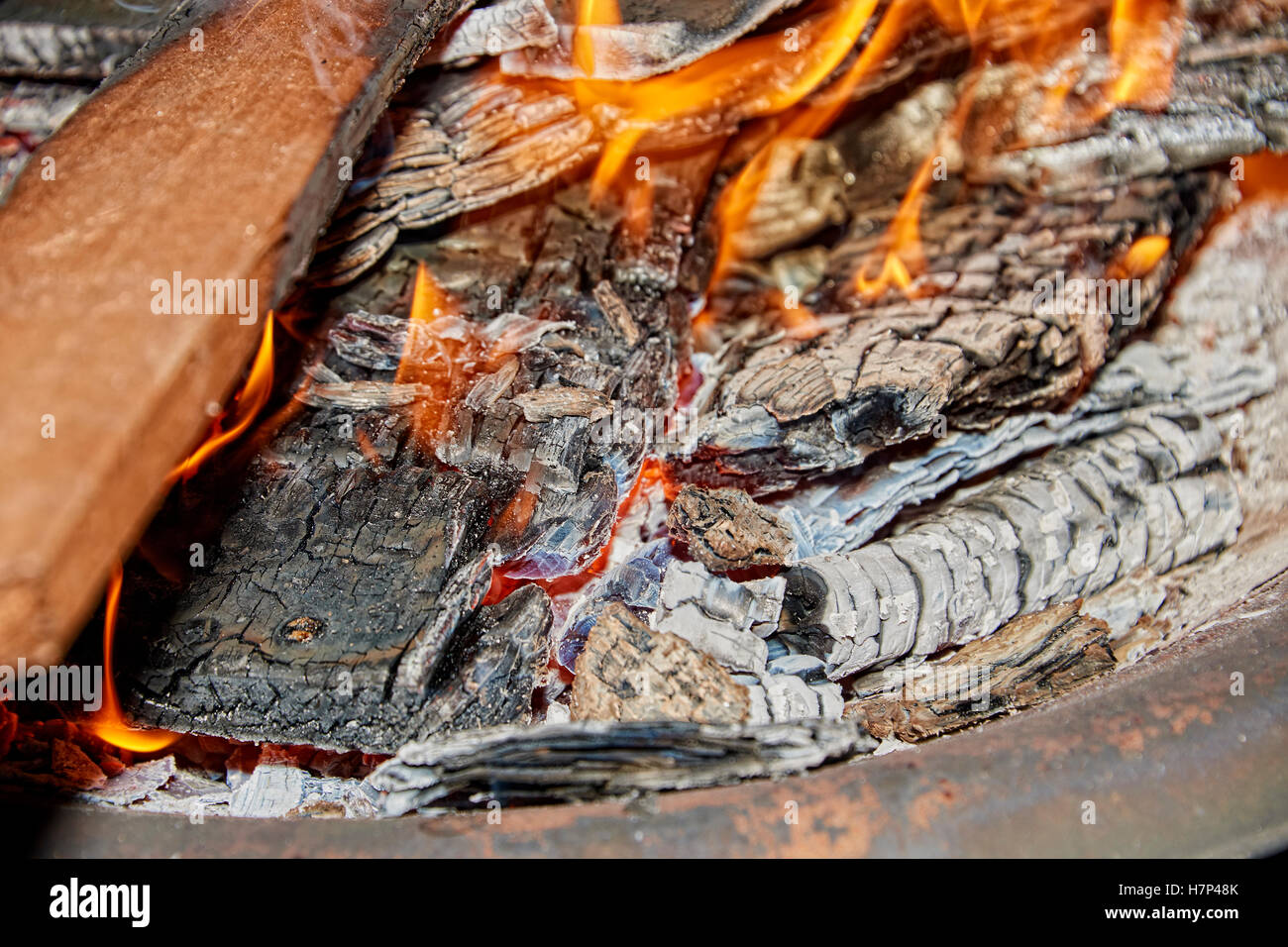 La combustione del legno in una fossa di fuoco nel Regno Unito Foto Stock