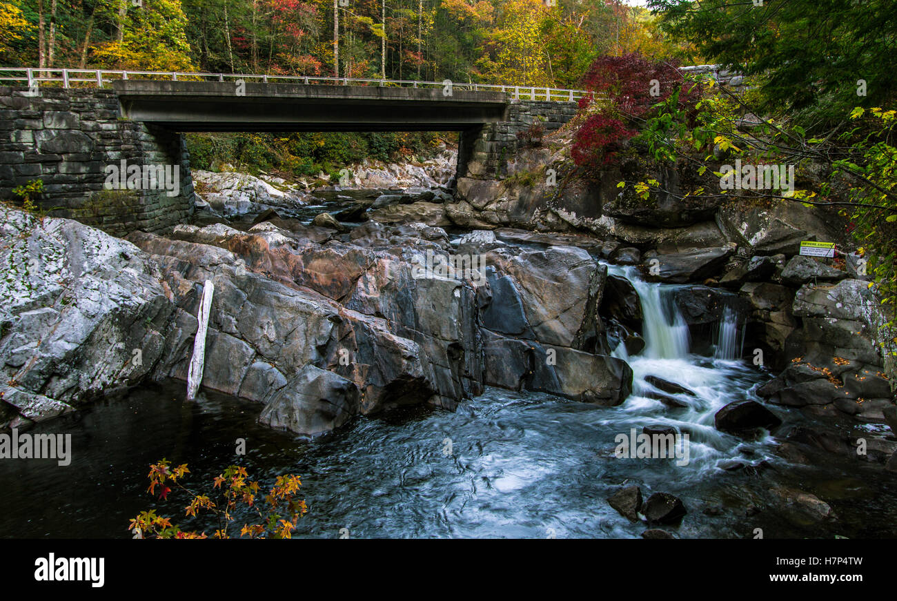 Great Smoky Mountains Road Trip. Ponte sul ciglio della strada pozzi cascata sul piccolo fiume di strada nella Great Smoky Mountains. Foto Stock